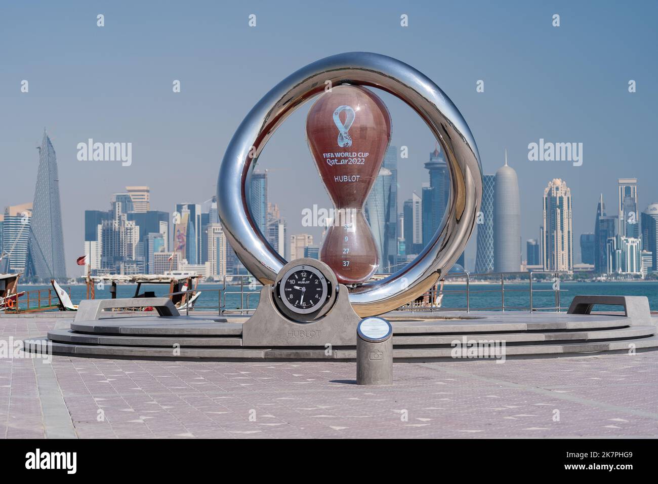 Doha, Katar - 14. Oktober 2022: FIFA Fußball-Weltmeisterschaft 2022 Qatar Countdown-Uhr an der Doha corniche. Stockfoto