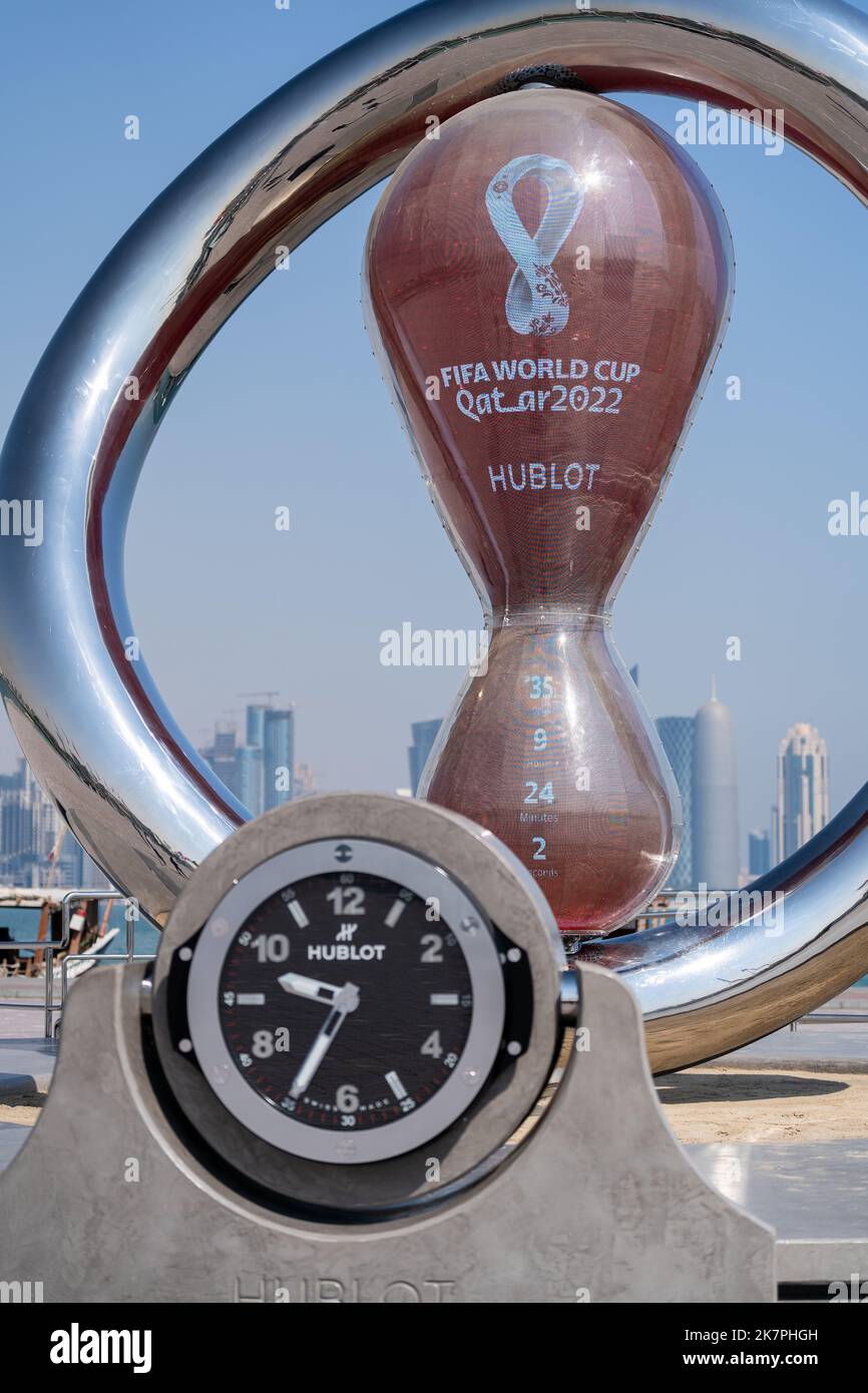 Doha, Katar - 14. Oktober 2022: FIFA Fußball-Weltmeisterschaft 2022 Qatar Countdown-Uhr an der Doha corniche. Stockfoto