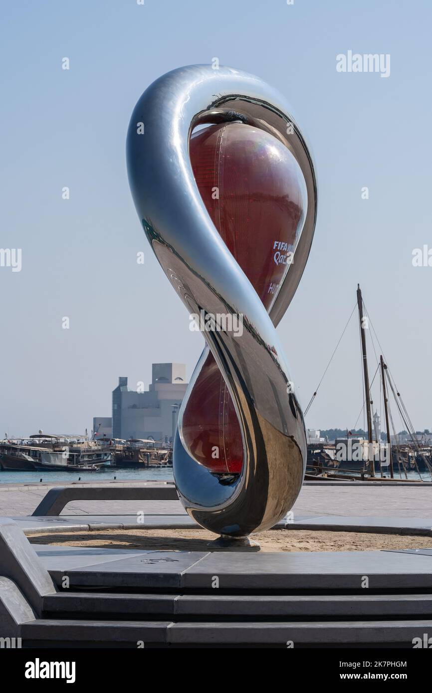 Doha, Katar - 14. Oktober 2022: FIFA Fußball-Weltmeisterschaft 2022 Qatar Countdown-Uhr an der Doha corniche. Stockfoto