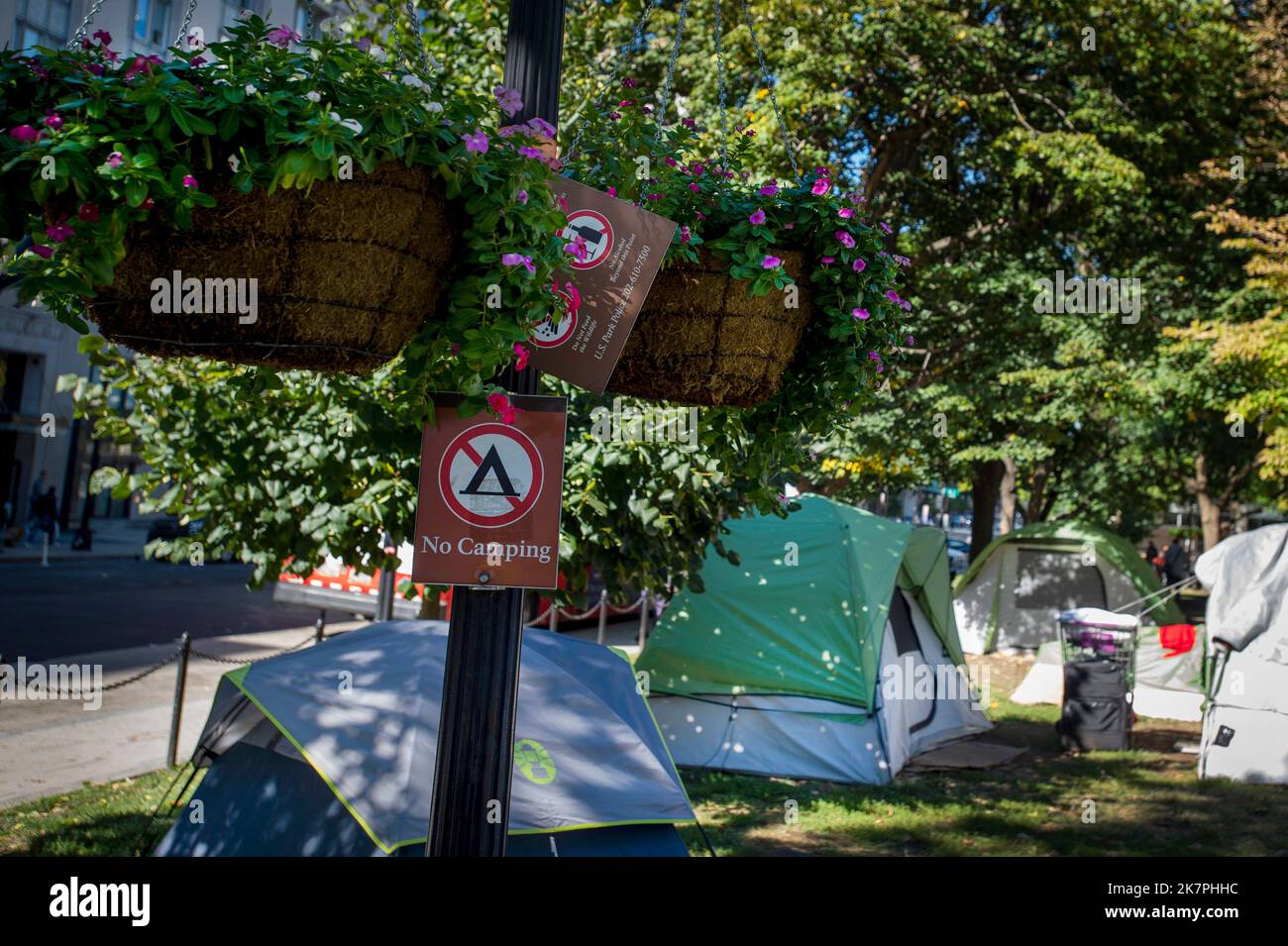 Am Donnerstag, den 6. Oktober 2022, wird auf dem McPherson Square in Washington, DC, ein „No Camping“-Schild angebracht. Wo die Leute diesen öffentlichen Park Zuhause nennen. Nach Angaben von Menschen, die im Park leben, gab es hier Obdachlose vor der Regierung von Präsident Biden, aber seit seiner Amtszeit als Präsident sind mehr Menschen angekommen. Es gibt ein paar Dutzend Zelte im Park, mit Waschküche, die an Ästen, Stühlen, Tischen und sogar zwei tragbaren Badezimmern hängt. Ein Trinkbrunnen sorgt für eine schnelle Bademöglichkeit. Kredit: Rod Lampey/CNP/Sipa USA (BESCHRÄNKUNG: KEINE New York oder New Jersey Zeitungen oder neu Stockfoto