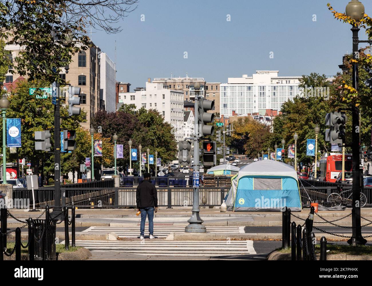 Washington, Vereinigte Staaten Von Amerika. 14. Oktober 2022. Eines von zwei Zelten, in denen Obdachlose am Freitag, den 14 2022. Oktober, im Dupont Circle von Washington, DC untergebracht sind. Die Obdachlosenlager am Dupont Circle wurden kürzlich geräumt, sodass bis Freitag, den 14. Oktober 2022, nur noch zwei Zelte sichtbar waren. Kredit: Jemal Gräfin/CNP/Sipa USA (BESCHRÄNKUNG: KEINE New York oder New Jersey Zeitungen oder Zeitungen innerhalb eines 75 Meilen Radius von New York City) Gutschrift: SIPA USA/Alamy Live News Stockfoto