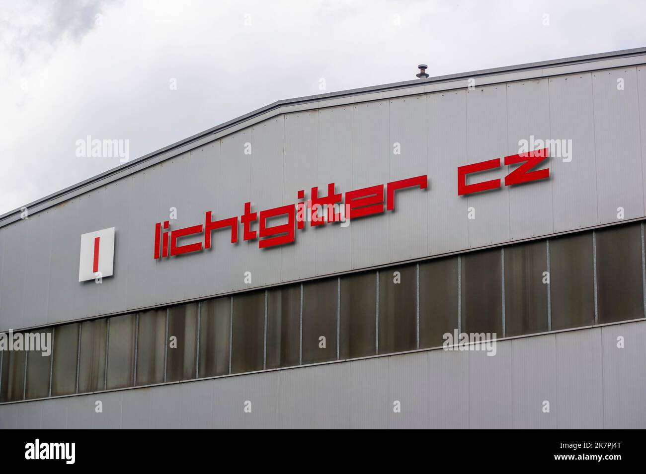 HORNI SUCHA, TSCHECHISCHE REPUBLIK - 10. JULI 2022: Firmengebäude Lichtgitter mit Logo, das Treppen, Geländer und ähnliches herstellt Stockfoto