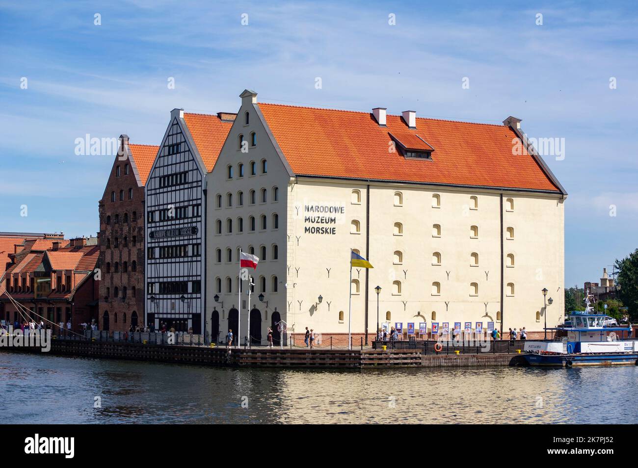 DANZIG, POLEN - 30. JULI 2022: Narodowe Muzeum Morskie-Gebäude am Ufer des Flusses Stara Motlawa Stockfoto