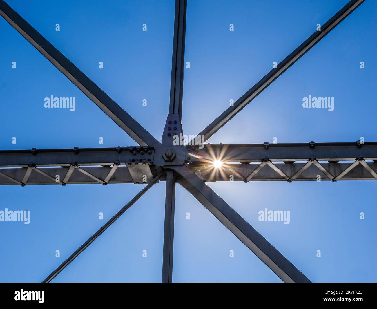 Mit dem Sonnenstern der Fayette Station Bridge im New River Gorge National Park and Preserve in West Virginia USA können Sie die Stahlgrider sehen Stockfoto