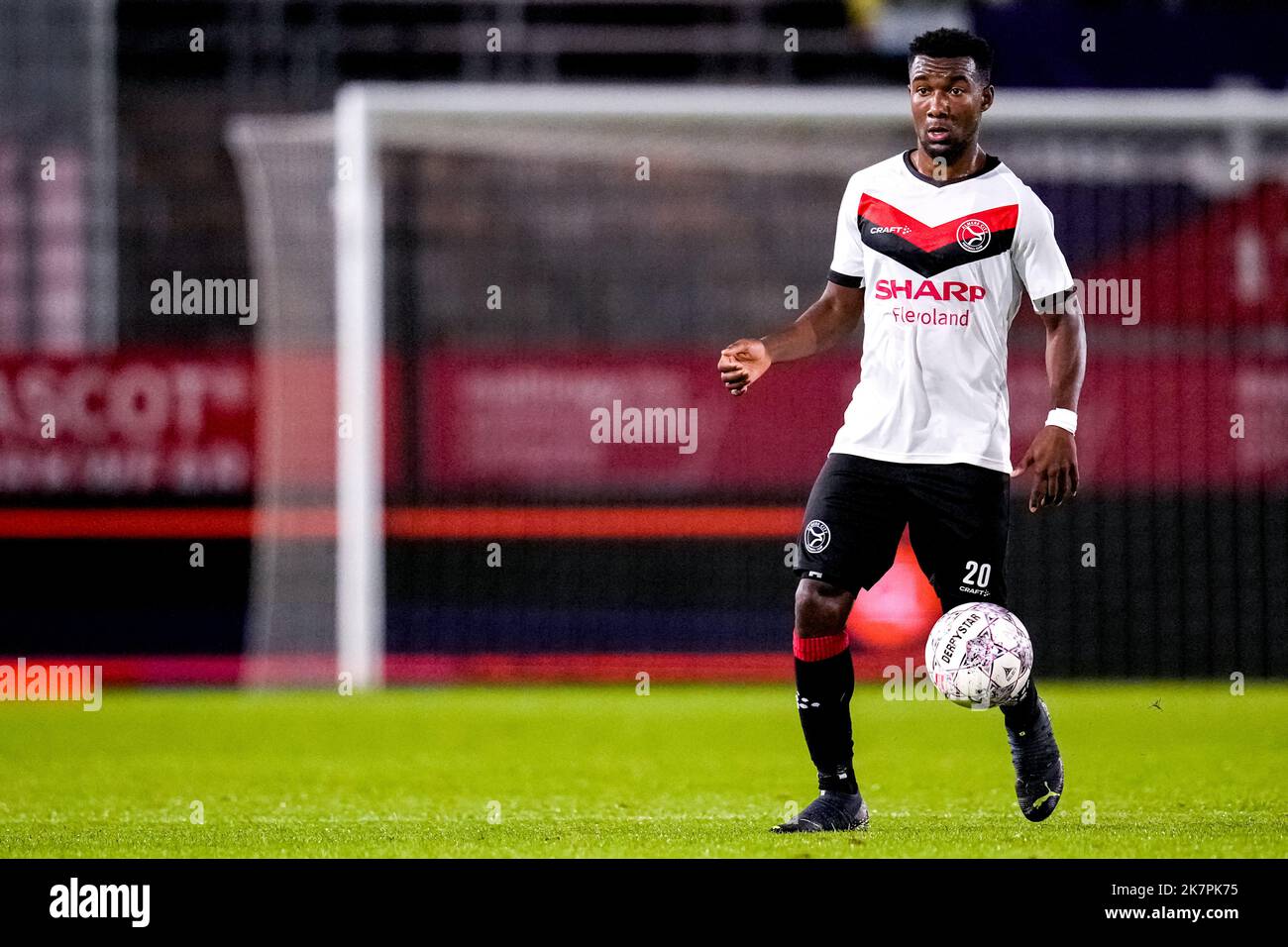ALMERE, NIEDERLANDE - 18. OKTOBER: Hamdi Akujobi vom Almere City FC während des niederländischen TOTO KNVB Cup-Spiels zwischen dem Almere City FC und TOP Oss am 18. Oktober 2022 im Yanmar Stadion in Almere, Niederlande (Foto: Patrick Goosen/Orange Picts) Stockfoto