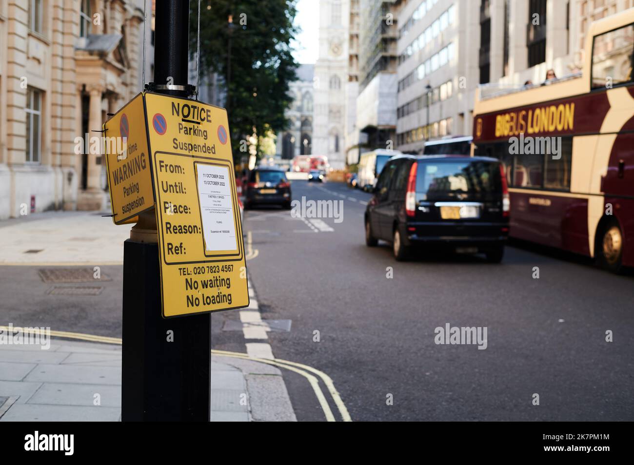 15 Okt 2022 - Londonuk: Parkplatzschild in westminster london Stockfoto