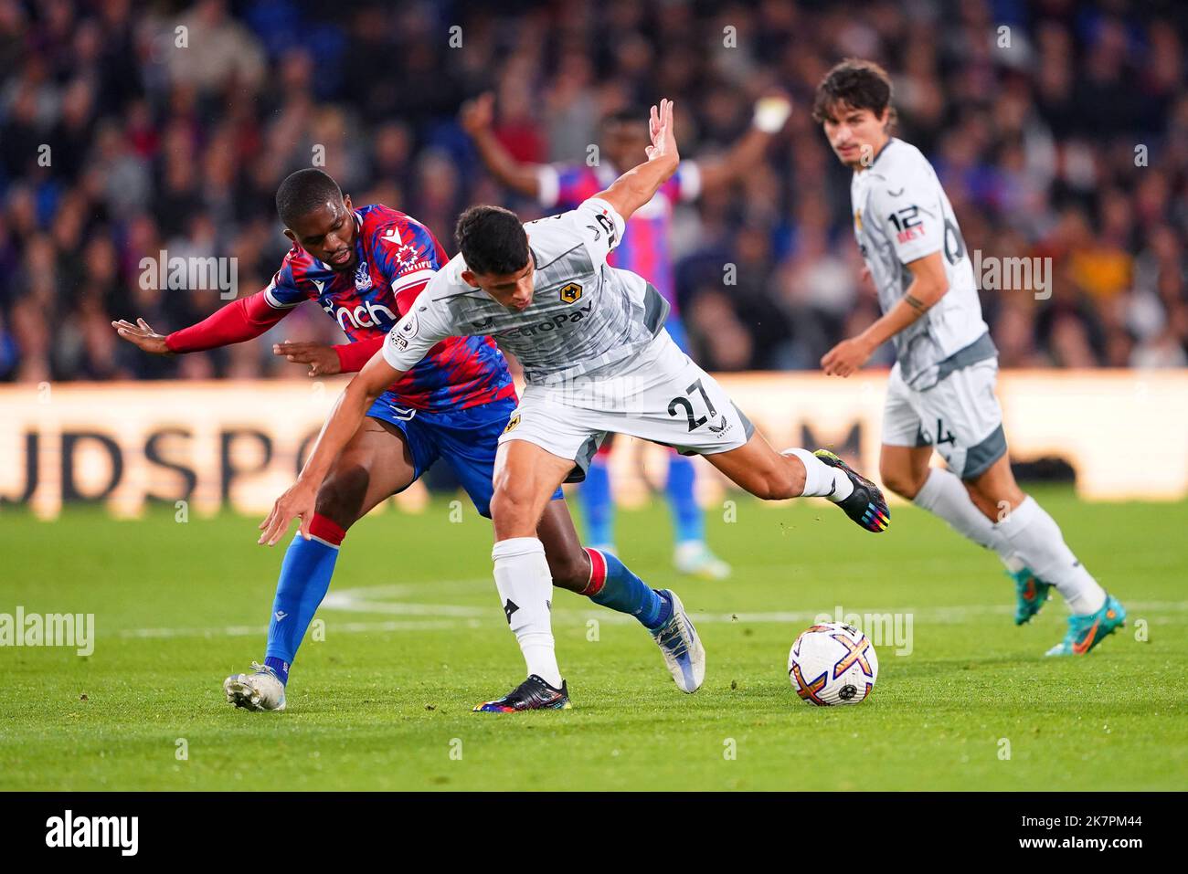 Cheick Doucoure (links) von Crystal Palace und Matheus Nunes von Wolverhampton Wanderers kämpfen während des Premier League-Spiels im Selhurst Park, London, um den Ball. Bilddatum: Dienstag, 18. Oktober 2022. Stockfoto