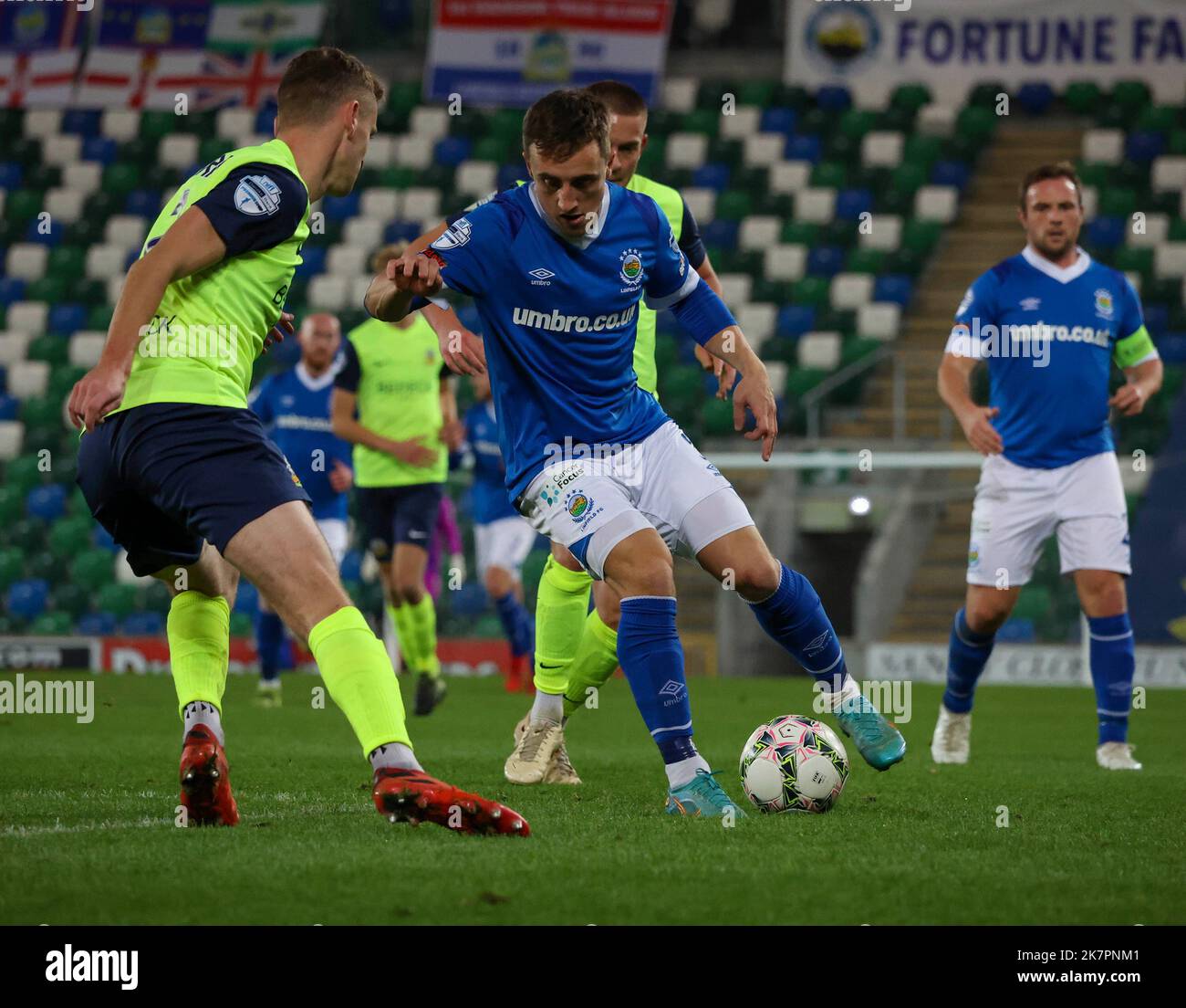 Windsor Park, Belfast, Nordirland, Großbritannien. 18 Okt 2022. Danske Bank Premiership – Linfield / Glenavon. Action vom heutigen Spiel im Windsor Park (Linfield in Blau). Joel Cooper über den Angriff auf Linfield. Kredit: CAZIMB/Alamy Live Nachrichten. Stockfoto