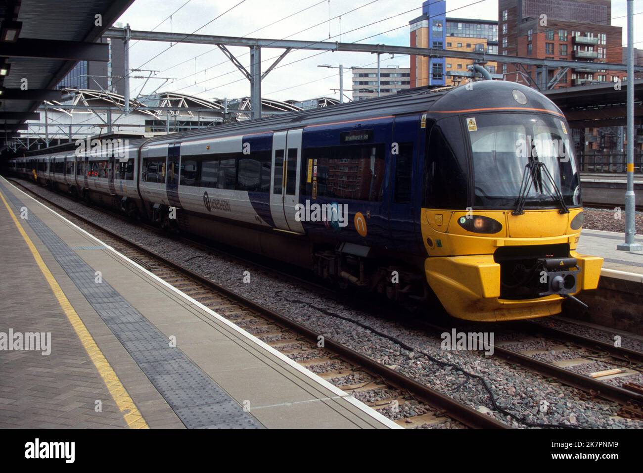 Leeds, Großbritannien - 24. September 2022: Ein elektrischer Personenzug (Klasse 333) am Bahnhof Leeds. Stockfoto