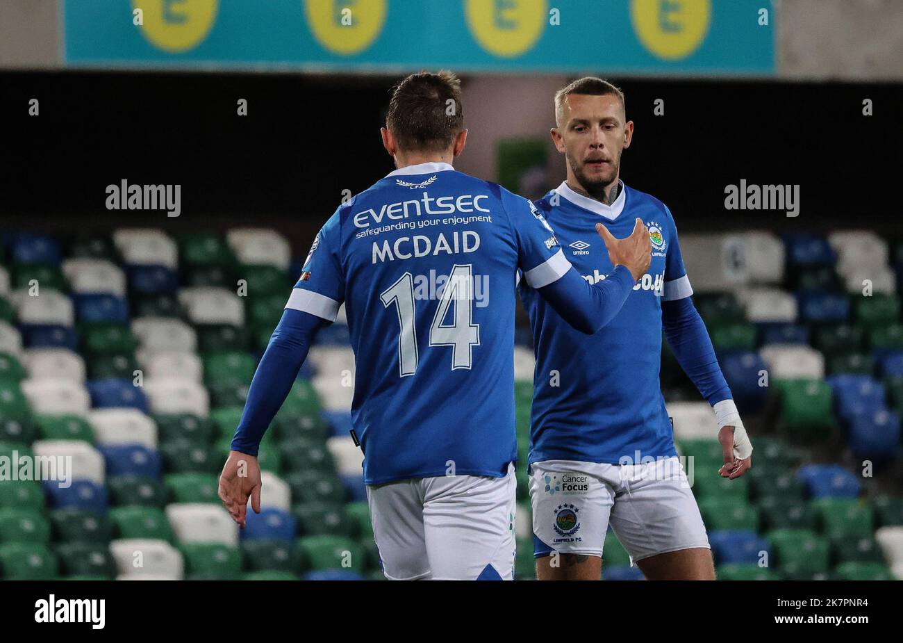 Windsor Park, Belfast, Nordirland, Großbritannien. 18 Okt 2022. Danske Bank Premiership – Linfield / Glenavon. Action vom heutigen Spiel im Windsor Park (Linfield in Blau). Kirk Millar erzielte und feierte sein Tor für Linfield. Kredit: CAZIMB/Alamy Live Nachrichten. Stockfoto