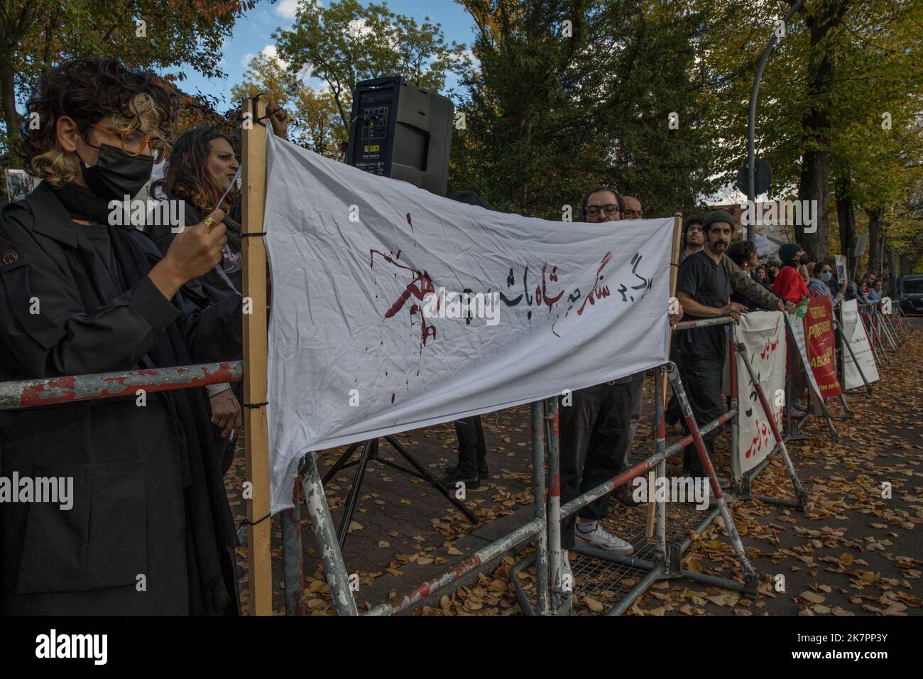 Berlin, Deutschland. 16. Oktober 2022. Am 16. Oktober 2022 versammelten sich Demonstranten vor der iranischen Botschaft in Berlin. Der Grund für die Versammlung waren die Vorfälle im Evin Gefängnis in Teheran, nachdem am 15. Oktober ein Feuer ausgebrochen war. Demonstranten hielten Schilder hoch. In ihren Reden erwähnten sie, dass sie voller Wut seien und forderten die sofortige Freilassung der Gefangenen. Das Gefängnis wird hauptsächlich dazu verwendet, politische Gefangene zu beherbergen, zu foltern und zu töten, und dies muss ein Ende haben, und die deutsche Politik muss mehr Druck auf die iranische Führung ausüben.(Foto: Michael Kuenne/PRESSCOV/Sipa USA) Quelle: SIPA USA/Alamy Live News Stockfoto