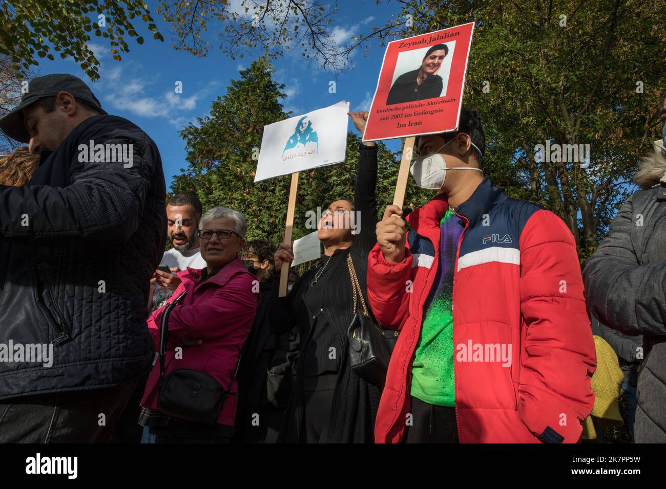 Berlin, Deutschland. 16. Oktober 2022. Am 16. Oktober 2022 versammelten sich Demonstranten vor der iranischen Botschaft in Berlin. Der Grund für die Versammlung waren die Vorfälle im Evin Gefängnis in Teheran, nachdem am 15. Oktober ein Feuer ausgebrochen war. Demonstranten hielten Schilder hoch. In ihren Reden erwähnten sie, dass sie voller Wut seien und forderten die sofortige Freilassung der Gefangenen. Das Gefängnis wird hauptsächlich dazu verwendet, politische Gefangene zu beherbergen, zu foltern und zu töten, und dies muss ein Ende haben, und die deutsche Politik muss mehr Druck auf die iranische Führung ausüben.(Foto: Michael Kuenne/PRESSCOV/Sipa USA) Quelle: SIPA USA/Alamy Live News Stockfoto