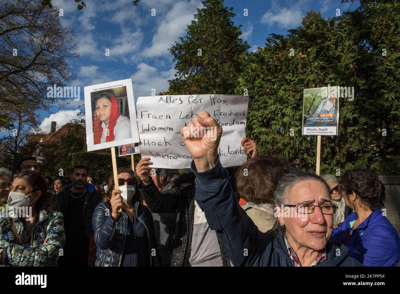 Berlin, Deutschland. 16. Oktober 2022. Am 16. Oktober 2022 versammelten sich Demonstranten vor der iranischen Botschaft in Berlin. Der Grund für die Versammlung waren die Vorfälle im Evin Gefängnis in Teheran, nachdem am 15. Oktober ein Feuer ausgebrochen war. Demonstranten hielten Schilder hoch. In ihren Reden erwähnten sie, dass sie voller Wut seien und forderten die sofortige Freilassung der Gefangenen. Das Gefängnis wird hauptsächlich dazu verwendet, politische Gefangene zu beherbergen, zu foltern und zu töten, und dies muss ein Ende haben, und die deutsche Politik muss mehr Druck auf die iranische Führung ausüben.(Foto: Michael Kuenne/PRESSCOV/Sipa USA) Quelle: SIPA USA/Alamy Live News Stockfoto