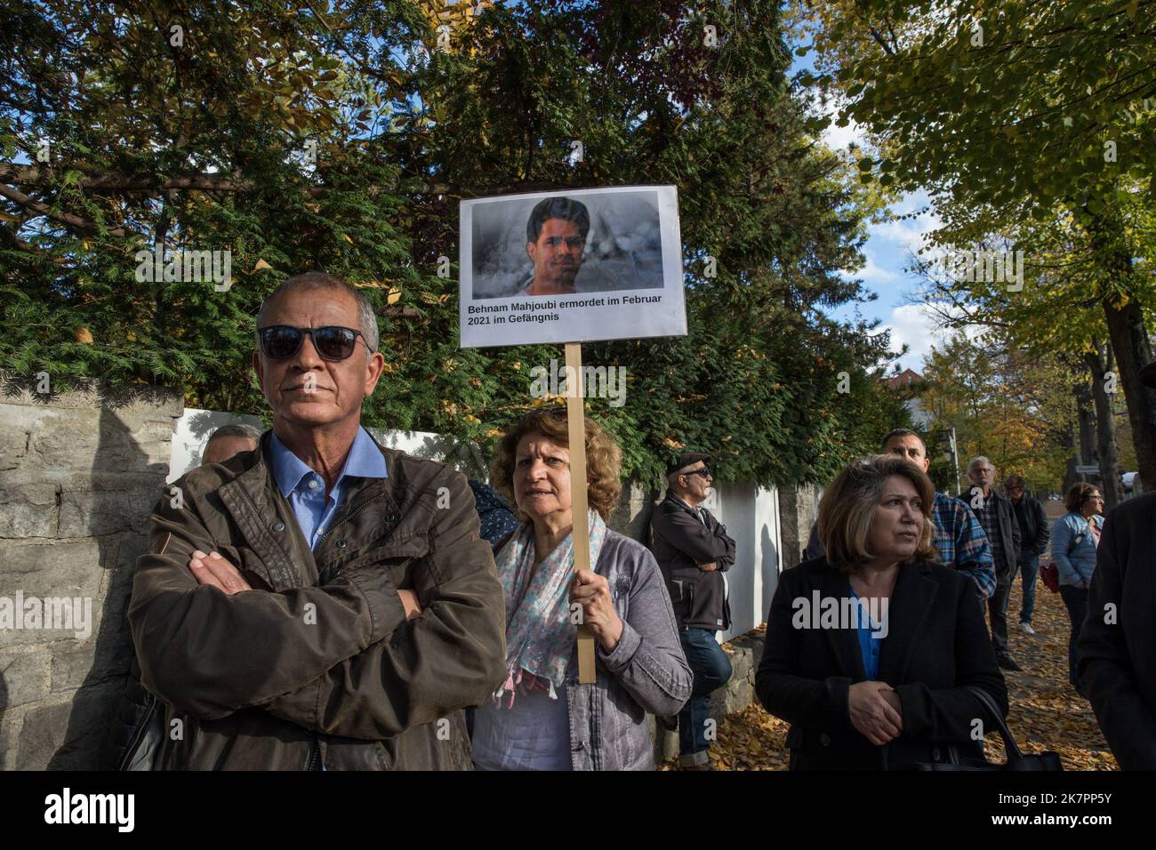 Berlin, Deutschland. 16. Oktober 2022. Am 16. Oktober 2022 versammelten sich Demonstranten vor der iranischen Botschaft in Berlin. Der Grund für die Versammlung waren die Vorfälle im Evin Gefängnis in Teheran, nachdem am 15. Oktober ein Feuer ausgebrochen war. Demonstranten hielten Schilder hoch. In ihren Reden erwähnten sie, dass sie voller Wut seien und forderten die sofortige Freilassung der Gefangenen. Das Gefängnis wird hauptsächlich dazu verwendet, politische Gefangene zu beherbergen, zu foltern und zu töten, und dies muss ein Ende haben, und die deutsche Politik muss mehr Druck auf die iranische Führung ausüben.(Foto: Michael Kuenne/PRESSCOV/Sipa USA) Quelle: SIPA USA/Alamy Live News Stockfoto
