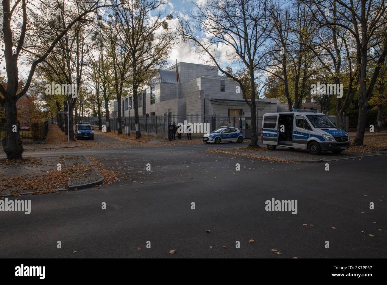 Berlin, Deutschland. 16. Oktober 2022. Am 16. Oktober 2022 versammelten sich Demonstranten vor der iranischen Botschaft in Berlin. Der Grund für die Versammlung waren die Vorfälle im Evin Gefängnis in Teheran, nachdem am 15. Oktober ein Feuer ausgebrochen war. Demonstranten hielten Schilder hoch. In ihren Reden erwähnten sie, dass sie voller Wut seien und forderten die sofortige Freilassung der Gefangenen. Das Gefängnis wird hauptsächlich dazu verwendet, politische Gefangene zu beherbergen, zu foltern und zu töten, und dies muss ein Ende haben, und die deutsche Politik muss mehr Druck auf die iranische Führung ausüben.(Foto: Michael Kuenne/PRESSCOV/Sipa USA) Quelle: SIPA USA/Alamy Live News Stockfoto
