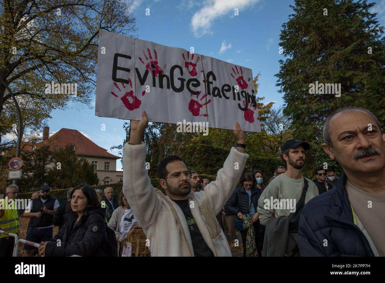 Berlin, Deutschland. 16. Oktober 2022. Am 16. Oktober 2022 versammelten sich Demonstranten vor der iranischen Botschaft in Berlin. Der Grund für die Versammlung waren die Vorfälle im Evin Gefängnis in Teheran, nachdem am 15. Oktober ein Feuer ausgebrochen war. Demonstranten hielten Schilder hoch. In ihren Reden erwähnten sie, dass sie voller Wut seien und forderten die sofortige Freilassung der Gefangenen. Das Gefängnis wird hauptsächlich dazu verwendet, politische Gefangene zu beherbergen, zu foltern und zu töten, und dies muss ein Ende haben, und die deutsche Politik muss mehr Druck auf die iranische Führung ausüben.(Foto: Michael Kuenne/PRESSCOV/Sipa USA) Quelle: SIPA USA/Alamy Live News Stockfoto