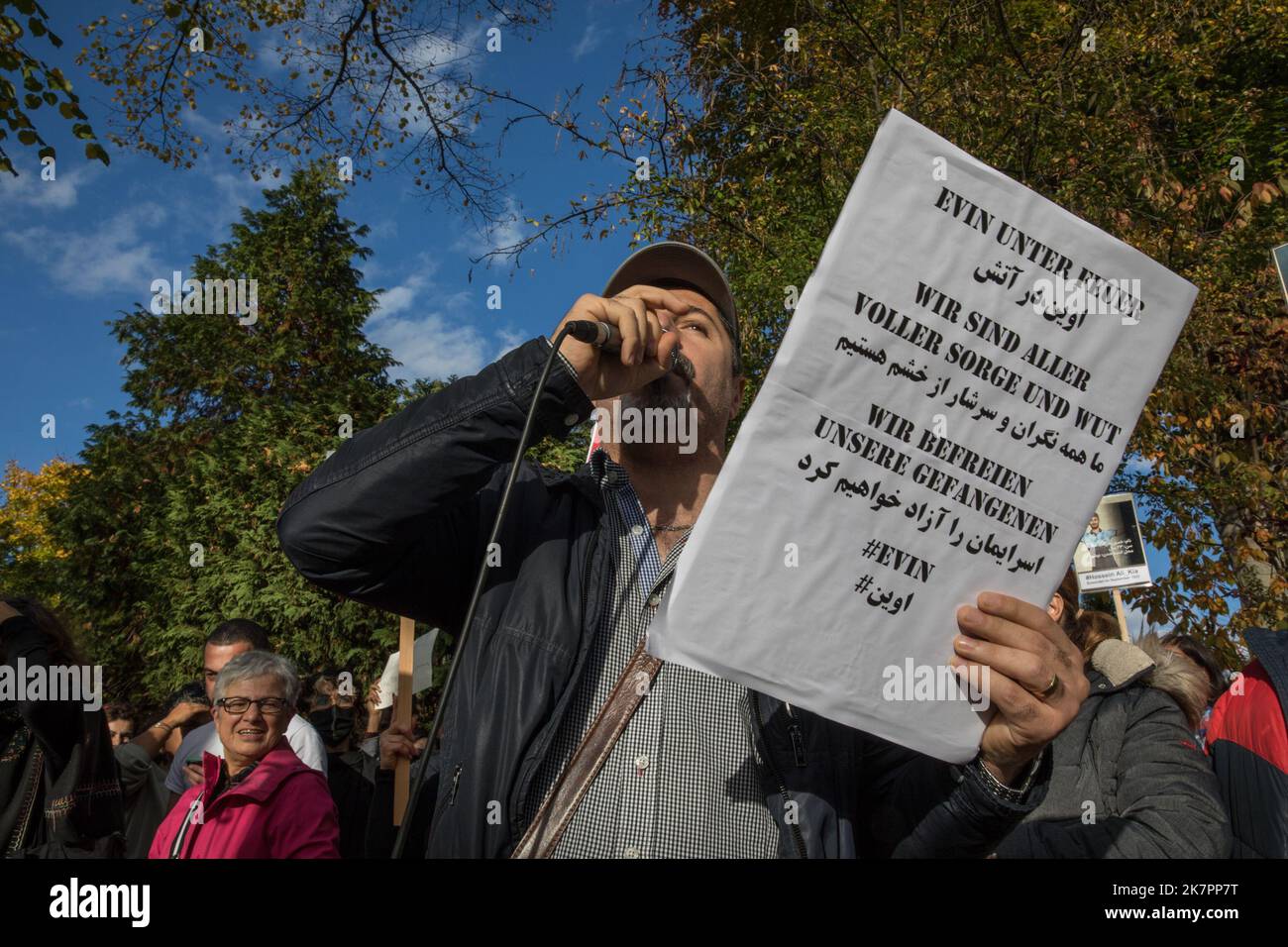 Berlin, Deutschland. 16. Oktober 2022. Am 16. Oktober 2022 versammelten sich Demonstranten vor der iranischen Botschaft in Berlin. Der Grund für die Versammlung waren die Vorfälle im Evin Gefängnis in Teheran, nachdem am 15. Oktober ein Feuer ausgebrochen war. Demonstranten hielten Schilder hoch. In ihren Reden erwähnten sie, dass sie voller Wut seien und forderten die sofortige Freilassung der Gefangenen. Das Gefängnis wird hauptsächlich dazu verwendet, politische Gefangene zu beherbergen, zu foltern und zu töten, und dies muss ein Ende haben, und die deutsche Politik muss mehr Druck auf die iranische Führung ausüben.(Foto: Michael Kuenne/PRESSCOV/Sipa USA) Quelle: SIPA USA/Alamy Live News Stockfoto