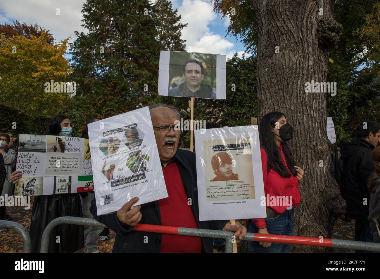 Berlin, Deutschland. 16. Oktober 2022. Am 16. Oktober 2022 versammelten sich Demonstranten vor der iranischen Botschaft in Berlin. Der Grund für die Versammlung waren die Vorfälle im Evin Gefängnis in Teheran, nachdem am 15. Oktober ein Feuer ausgebrochen war. Demonstranten hielten Schilder hoch. In ihren Reden erwähnten sie, dass sie voller Wut seien und forderten die sofortige Freilassung der Gefangenen. Das Gefängnis wird hauptsächlich dazu verwendet, politische Gefangene zu beherbergen, zu foltern und zu töten, und dies muss ein Ende haben, und die deutsche Politik muss mehr Druck auf die iranische Führung ausüben.(Foto: Michael Kuenne/PRESSCOV/Sipa USA) Quelle: SIPA USA/Alamy Live News Stockfoto