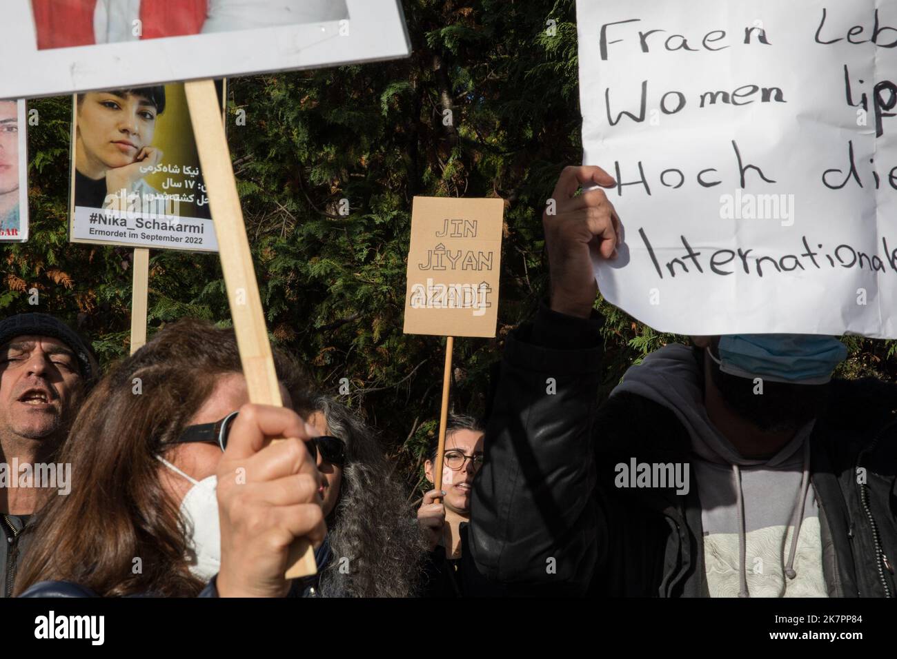Berlin, Deutschland. 16. Oktober 2022. Am 16. Oktober 2022 versammelten sich Demonstranten vor der iranischen Botschaft in Berlin. Der Grund für die Versammlung waren die Vorfälle im Evin Gefängnis in Teheran, nachdem am 15. Oktober ein Feuer ausgebrochen war. Demonstranten hielten Schilder hoch. In ihren Reden erwähnten sie, dass sie voller Wut seien und forderten die sofortige Freilassung der Gefangenen. Das Gefängnis wird hauptsächlich dazu verwendet, politische Gefangene zu beherbergen, zu foltern und zu töten, und dies muss ein Ende haben, und die deutsche Politik muss mehr Druck auf die iranische Führung ausüben.(Foto: Michael Kuenne/PRESSCOV/Sipa USA) Quelle: SIPA USA/Alamy Live News Stockfoto