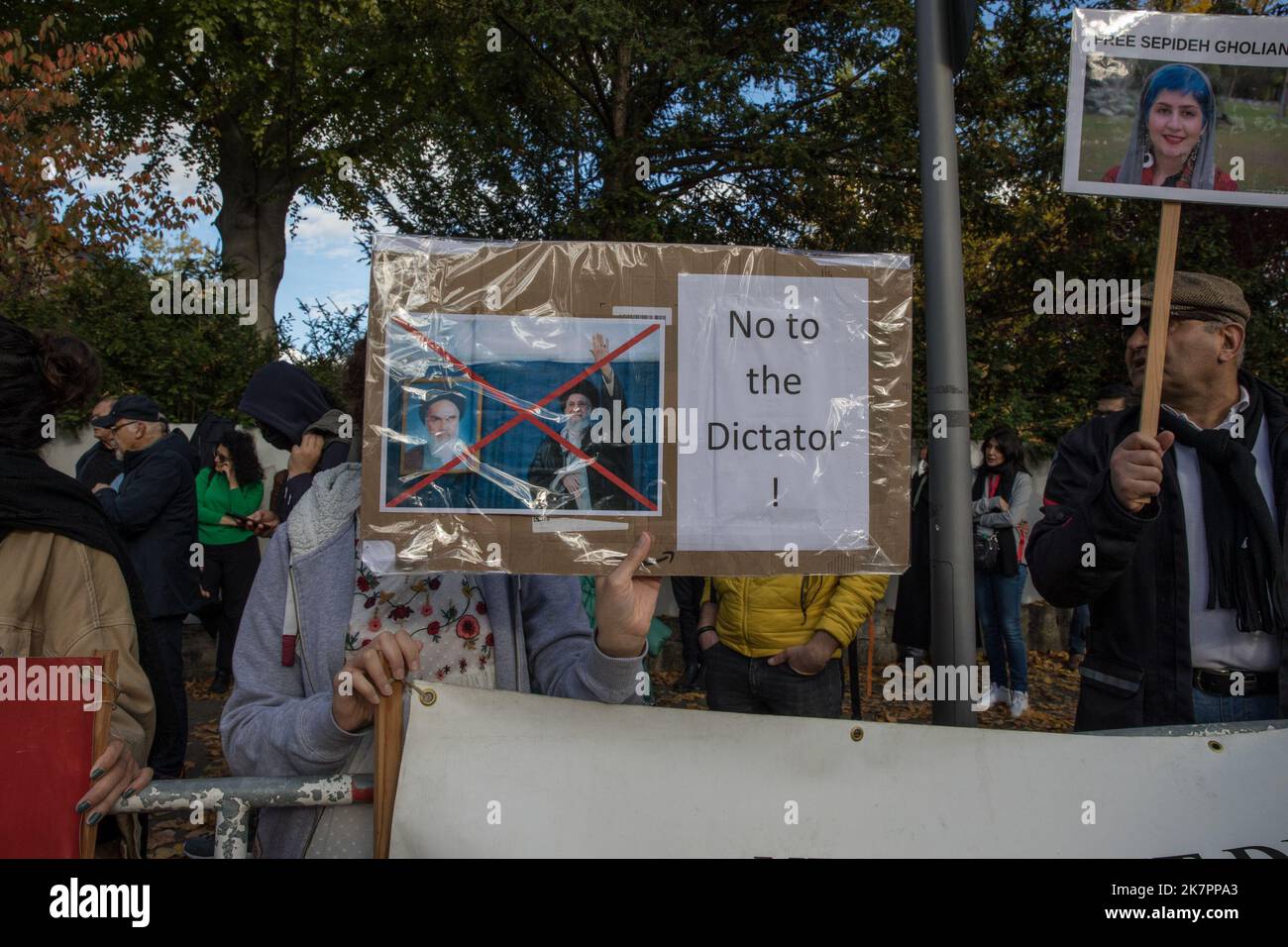 Berlin, Deutschland. 16. Oktober 2022. Am 16. Oktober 2022 versammelten sich Demonstranten vor der iranischen Botschaft in Berlin. Der Grund für die Versammlung waren die Vorfälle im Evin Gefängnis in Teheran, nachdem am 15. Oktober ein Feuer ausgebrochen war. Demonstranten hielten Schilder hoch. In ihren Reden erwähnten sie, dass sie voller Wut seien und forderten die sofortige Freilassung der Gefangenen. Das Gefängnis wird hauptsächlich dazu verwendet, politische Gefangene zu beherbergen, zu foltern und zu töten, und dies muss ein Ende haben, und die deutsche Politik muss mehr Druck auf die iranische Führung ausüben.(Foto: Michael Kuenne/PRESSCOV/Sipa USA) Quelle: SIPA USA/Alamy Live News Stockfoto