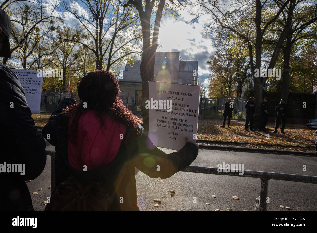 Berlin, Deutschland. 16. Oktober 2022. Am 16. Oktober 2022 versammelten sich Demonstranten vor der iranischen Botschaft in Berlin. Der Grund für die Versammlung waren die Vorfälle im Evin Gefängnis in Teheran, nachdem am 15. Oktober ein Feuer ausgebrochen war. Demonstranten hielten Schilder hoch. In ihren Reden erwähnten sie, dass sie voller Wut seien und forderten die sofortige Freilassung der Gefangenen. Das Gefängnis wird hauptsächlich dazu verwendet, politische Gefangene zu beherbergen, zu foltern und zu töten, und dies muss ein Ende haben, und die deutsche Politik muss mehr Druck auf die iranische Führung ausüben.(Foto: Michael Kuenne/PRESSCOV/Sipa USA) Quelle: SIPA USA/Alamy Live News Stockfoto