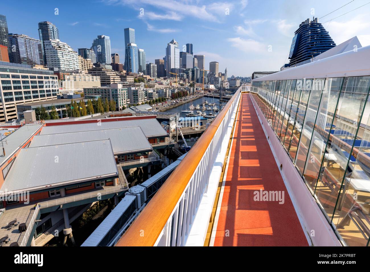 Die Skyline von Seattle im Stadtzentrum von Seattle wurde vom Kreuzschiff am Pier 66 in Seattle, Washington, USA, aus gesehen Stockfoto