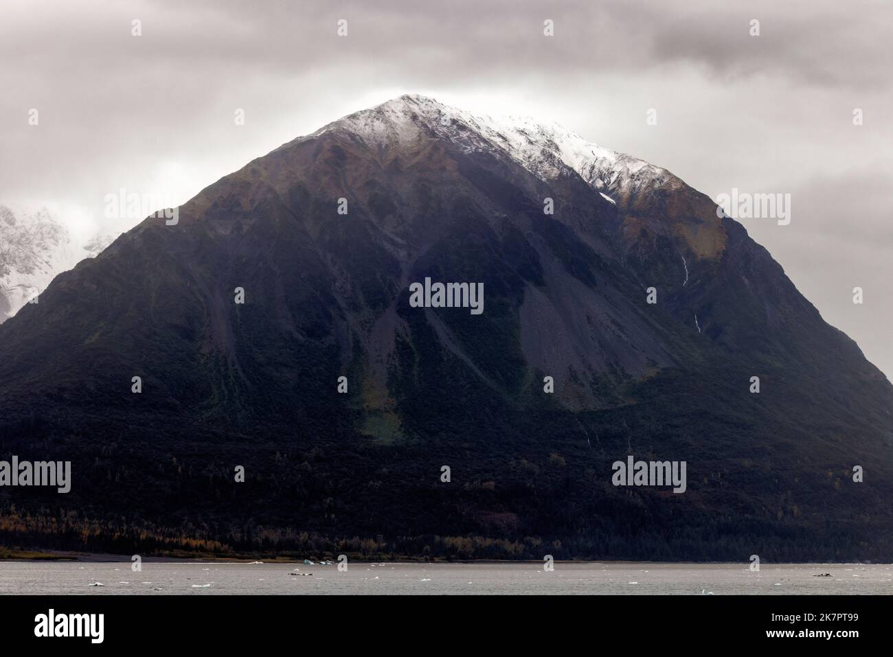 Moody Mountain Peak in Coastal Southeast Alaska, USA Stockfoto