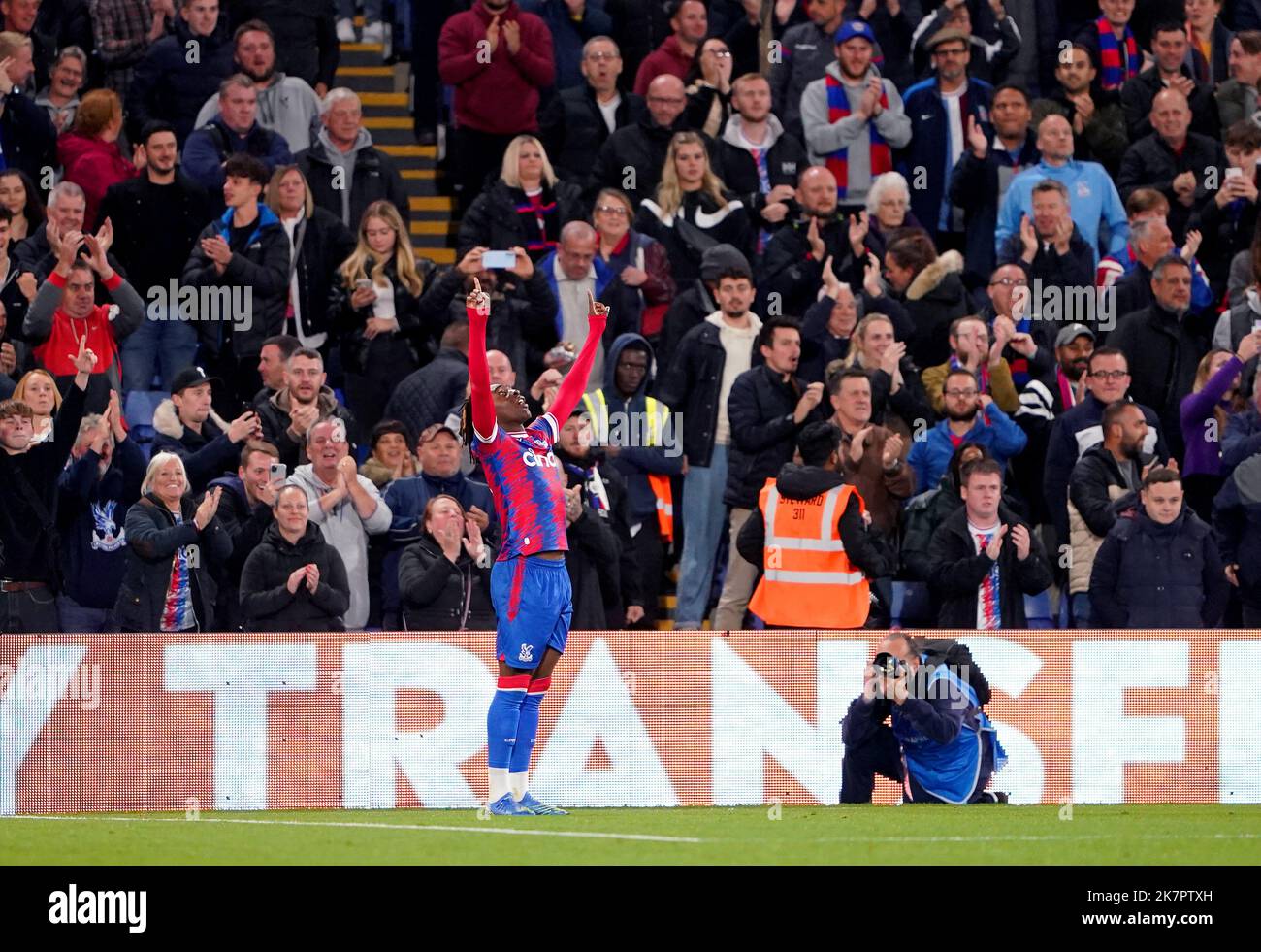 Eberechi Eze von Crystal Palace feiert das erste Tor seiner Mannschaft während des Spiels in der Premier League im Selhurst Park, London. Bilddatum: Dienstag, 18. Oktober 2022. Stockfoto