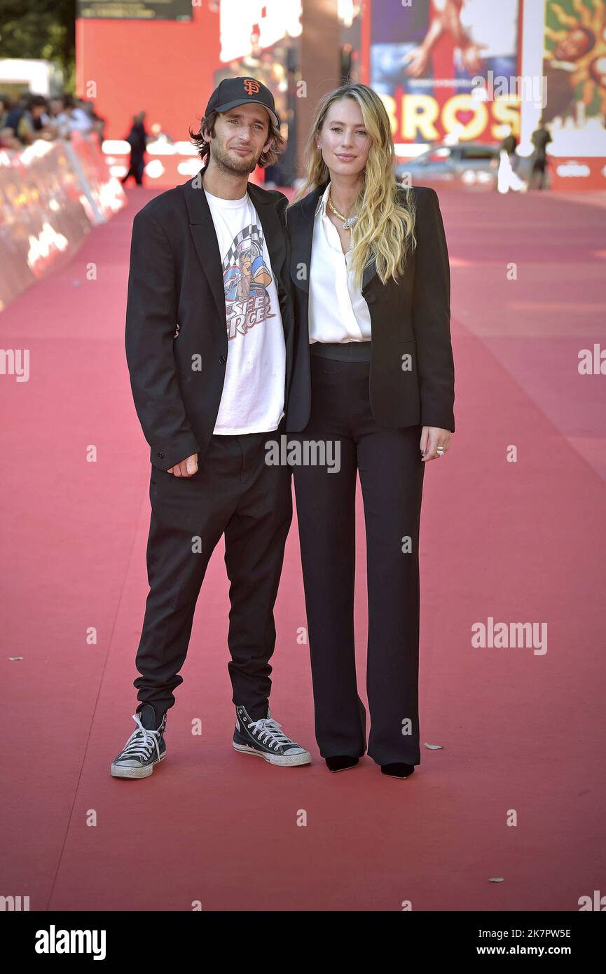 Rom, Italien. 18. Oktober 2022. Hopper Penn und Dylan Penn nehmen am Dienstag, den 18. Oktober 2022 in Rom, Italien, am roten Teppich für „Signs of Love“ in Alice Nella Città Teil, während des Filmfestivals 17. in Rom im Auditorium della Conciliazione. Foto von Rocco Spaziani/UPI Credit: UPI/Alamy Live News Stockfoto