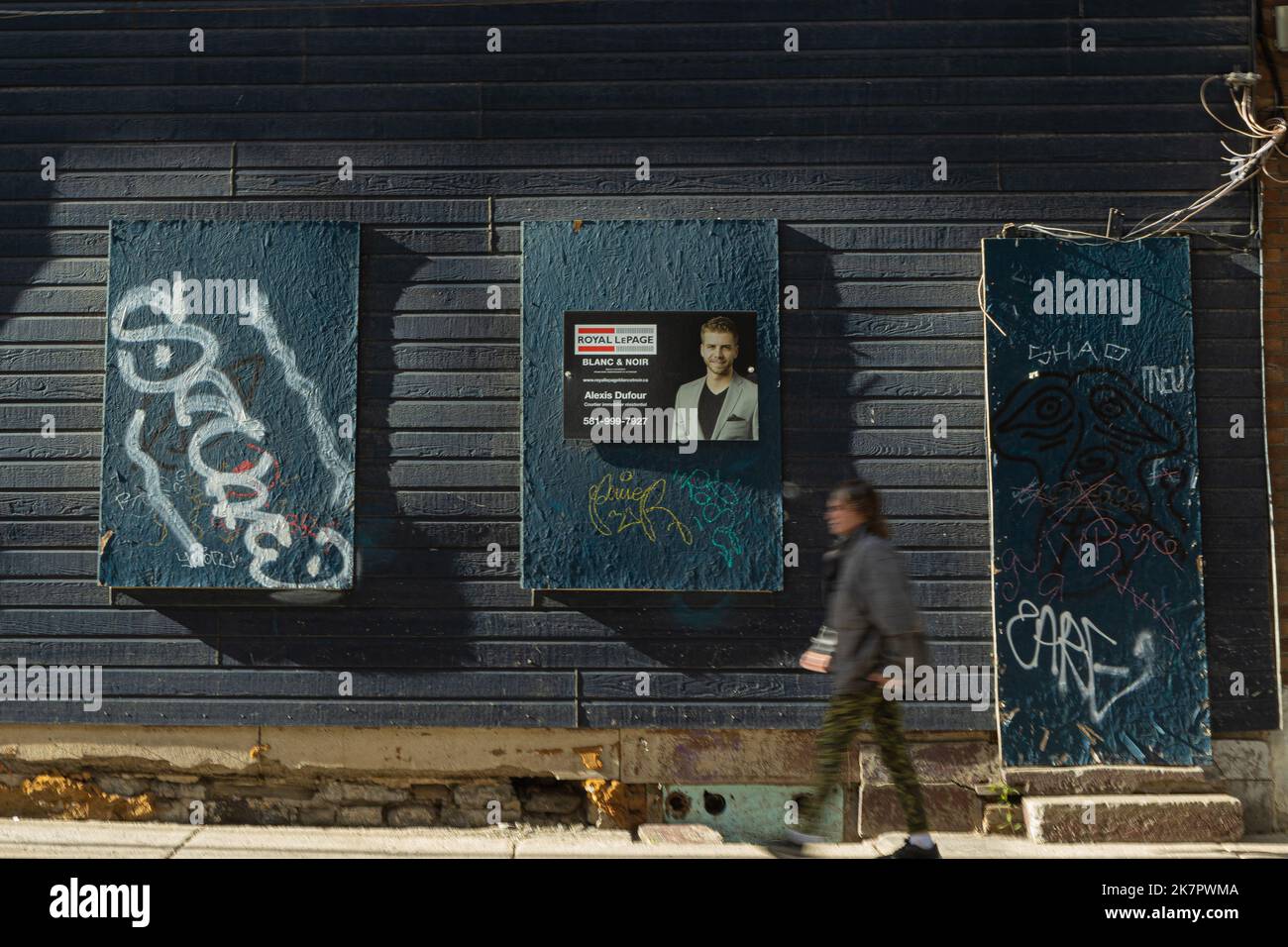 Eine Frau kommt am 16. September 2022 an einem verfallenden Gebäude im Stadtteil St-Roch in Quebec vorbei. Stockfoto