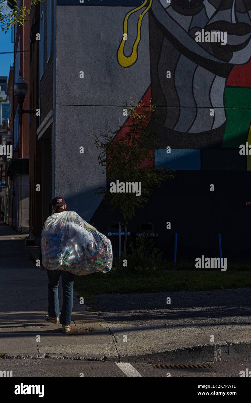 Eine Frau kommt am 16. September 2022 an einem verfallenden Gebäude im Stadtteil St-Roch in Quebec vorbei. Stockfoto