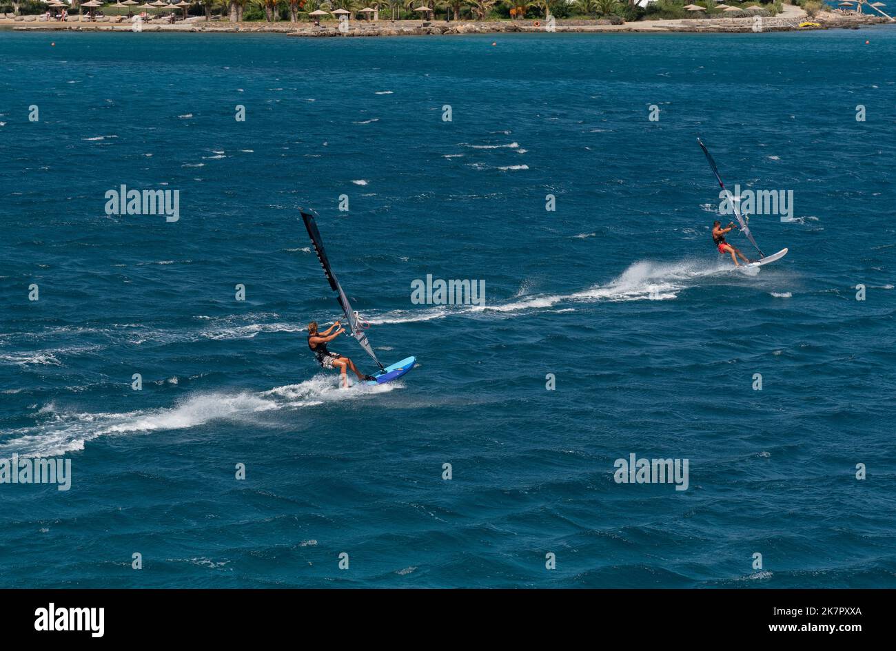 Agios Nikolaos, Kreta, Griechenland. 2022. Windsurfer vor der Küste von Agios Nikolaos. Stockfoto