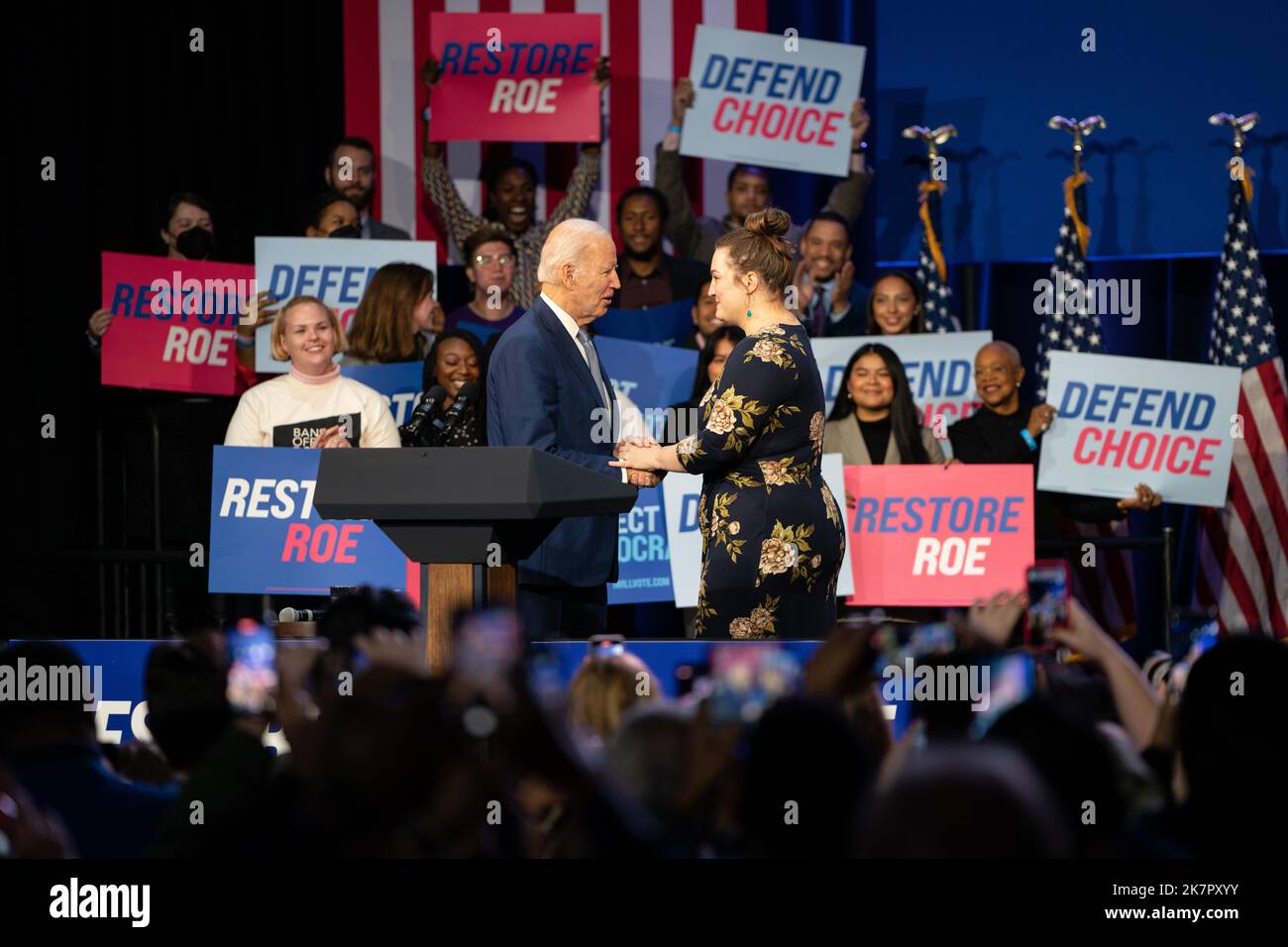 Washington, Usa. 18. Oktober 2022. Joe Biden spricht vor den Midterms im Howard Theatre die Menge zum Thema Abtreibung an. Joe Biden sprach am Dienstag im Howard Theatre im Namen des Demokratischen Nationalkomitees zum Thema Abtreibung. Bei der Veranstaltung erwähnte Biden seine Hoffnungen auf eine Kodifizierung von Roe gegen Wade in der Zukunft. Biden spricht nach dem Women's Wave march und dem Urteil des Obersten Gerichtshofs der USA, Dobbs v. Jackson Women's Health Organization, das das Bundesrecht auf Abtreibung aufgehoben hat. Kredit: SOPA Images Limited/Alamy Live Nachrichten Stockfoto