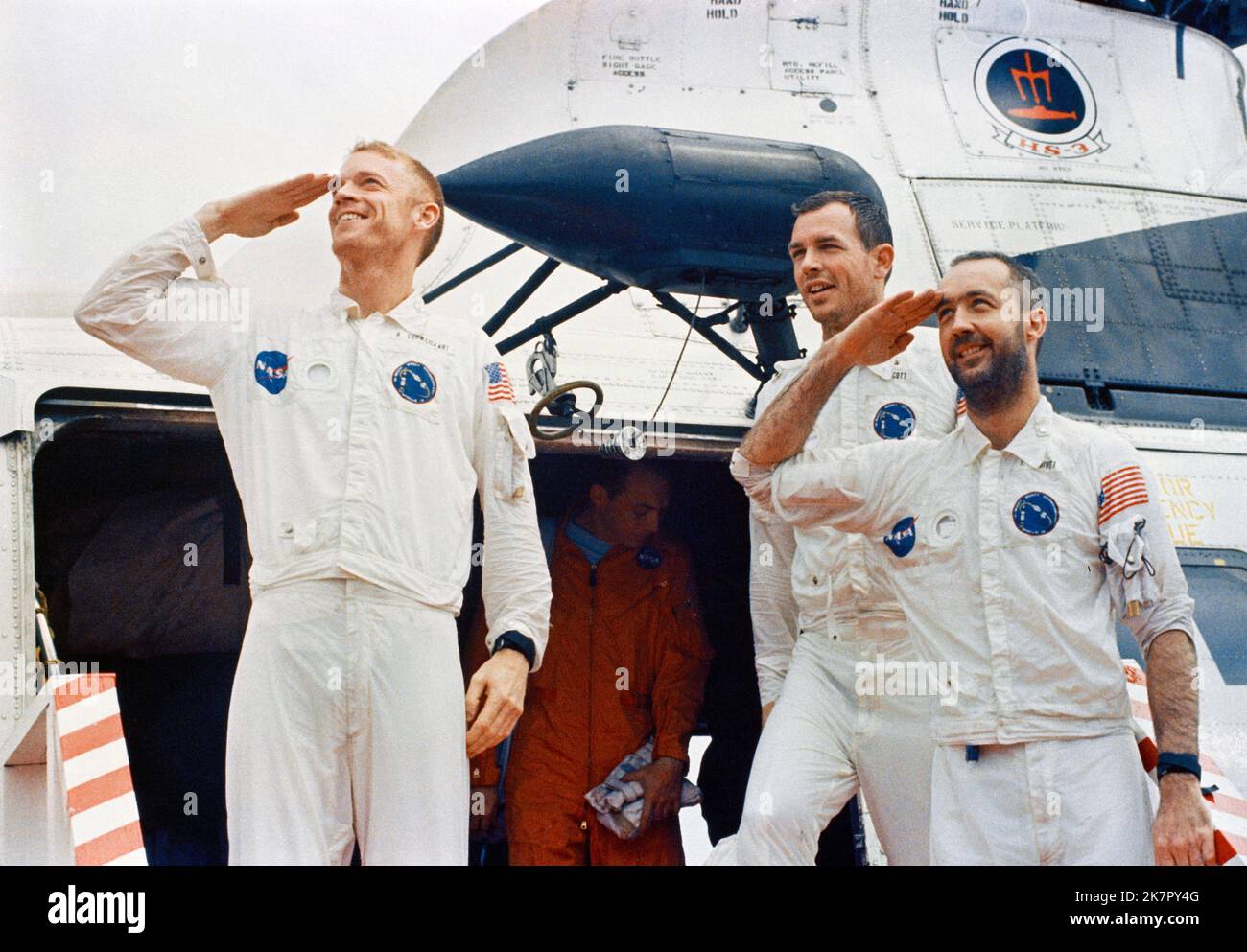 USS Guadalcanal, USA. 18. Oktober 2022. NASA Apollo 9 Astronauten, von links nach rechts, Russell Schweickart, David Scott und James McDivitt grüßen, als sie an Bord der USS Guadalcanal nach Splashdown im Atlantischen Ozean am 13. März 1969 vor der Küste Floridas ankommen. McDivitt kommandierte die erste Gemini-Weltraummission und kommandierte Apollo 9 während des ersten mitbemundeten Orbitalflugs eines Mondmoduls, der am 15. Oktober 2022 im Alter von 93 Jahren starb. Quelle: NASA/NASA/Alamy Live News Stockfoto