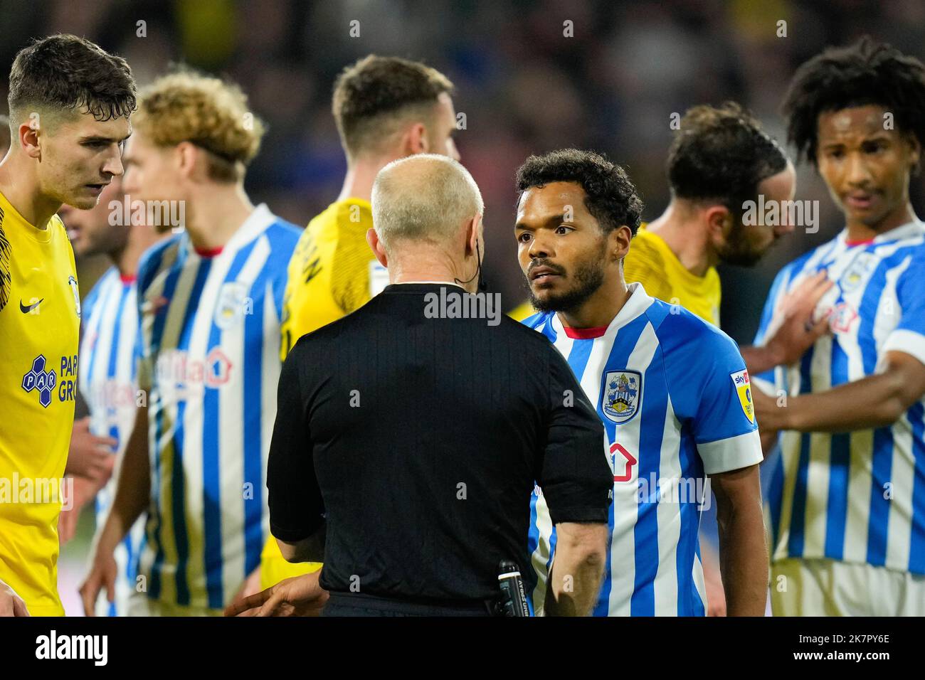 Huddersfield, Großbritannien. 20.. Mai 2016. Duane Holmes #19 von Huddersfield Town argumentiert mit Schiedsrichter Andy Woolmer nach seiner Buchung während des Sky Bet Championship-Spiels Huddersfield Town gegen Preston North End im John Smith's Stadium, Huddersfield, Großbritannien, 18.. Oktober 2022 (Foto von Steve Flynn/News Images) in Huddersfield, Großbritannien am 5/20/2016. (Foto von Steve Flynn/News Images/Sipa USA) Quelle: SIPA USA/Alamy Live News Stockfoto