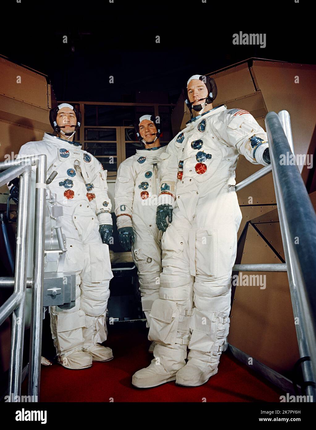Cape Canaveral, Usa. 18. Oktober 2022. NASA Apollo 9-Astronauten der Hauptmannschaft, von links nach rechts, James McDivitt, David Scott und Russell Schweickart posieren in Raumanzügen während des Apollo Mission Simulator-Trainings im Kennedy Space Center, 17. Februar 1969 in Cape Canaveral, Florida. McDivitt kommandierte die erste Gemini-Weltraummission und kommandierte Apollo 9 während des ersten mitbemundeten Orbitalflugs eines Mondmoduls, der am 15. Oktober 2022 im Alter von 93 Jahren starb. Quelle: NASA/NASA/Alamy Live News Stockfoto