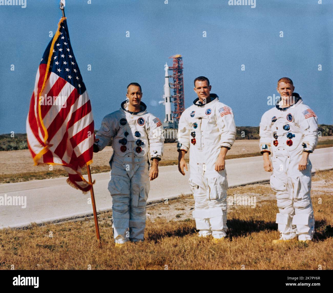 Cape Canaveral, Usa. 18. Oktober 2022. NASA Apollo 9-Astronauten der Hauptmannschaft, von links nach rechts, James McDivitt, David Scott und Russell Schweickart posieren bei der Saturn V-Rakete auf dem Launch Pad 39A im Kennedy Space Center, 18. Dezember 1968 in Cape Canaveral, Florida. McDivitt kommandierte die erste Gemini-Weltraummission und kommandierte Apollo 9 während des ersten mitbemundeten Orbitalflugs eines Mondmoduls, der am 15. Oktober 2022 im Alter von 93 Jahren starb. Quelle: NASA/NASA/Alamy Live News Stockfoto