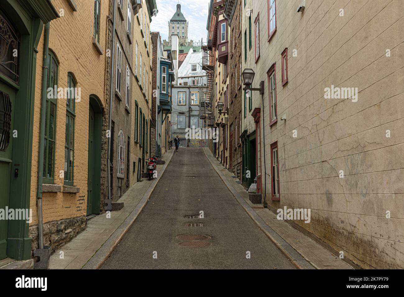 Ein Mann geht am 30. September 2022 in der Altstadt von Quebec. Stockfoto