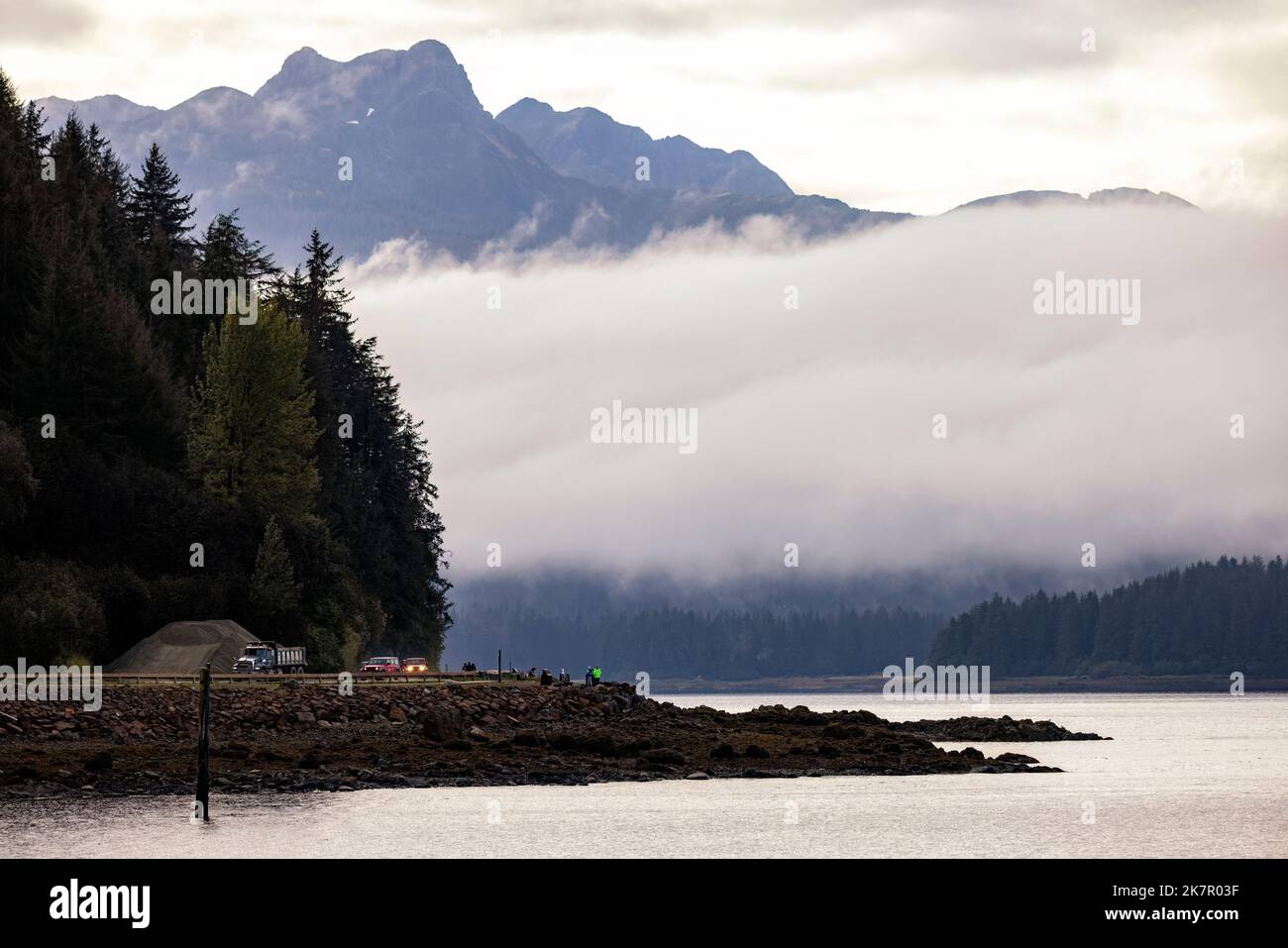 Wolkige Küstenlandschaft - Icy Strait Point, Hoonah, Alaska, USA Stockfoto