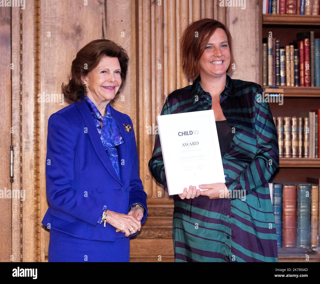 Nele Broothaerts von der belgischen Organisation Child Focus erhält eine Auszeichnung von Königin Silvia während der Zeremonie des Child10-Preises im Royal P Stockfoto