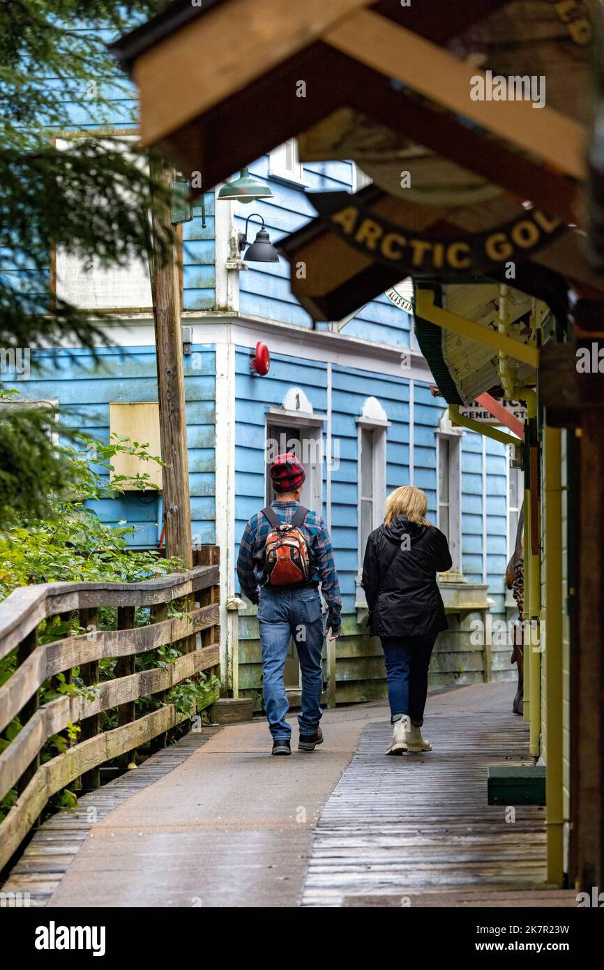 Ein Paar läuft die Promenade entlang der historischen Creek Street in Ketchikan, Alaska, USA Stockfoto