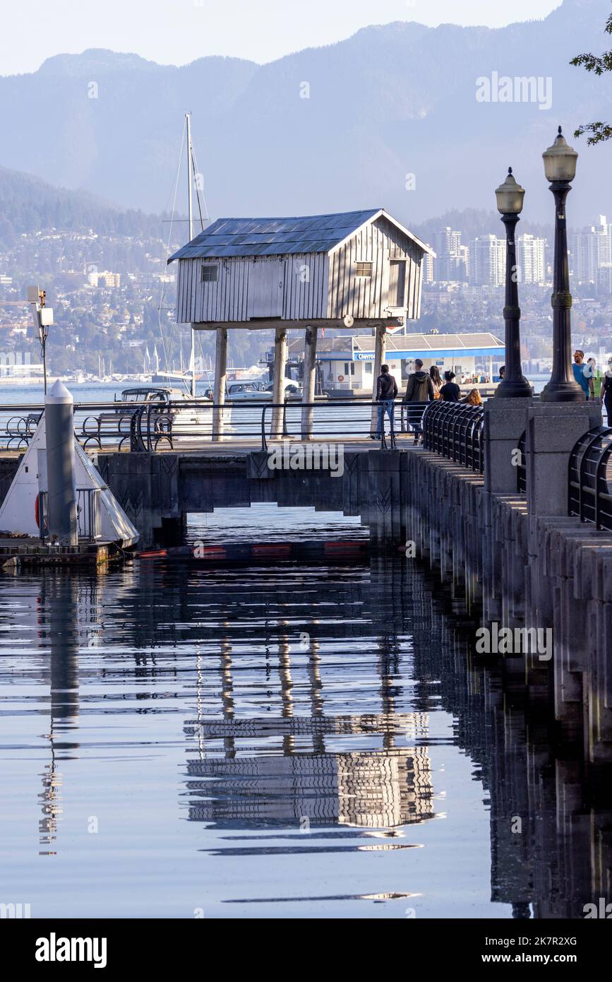 Öffentliche Kunst „Lightshed“ in Coal Harbour von der Künstlerin Liz Magor - Vancouver, British Columbia, Kanada Stockfoto