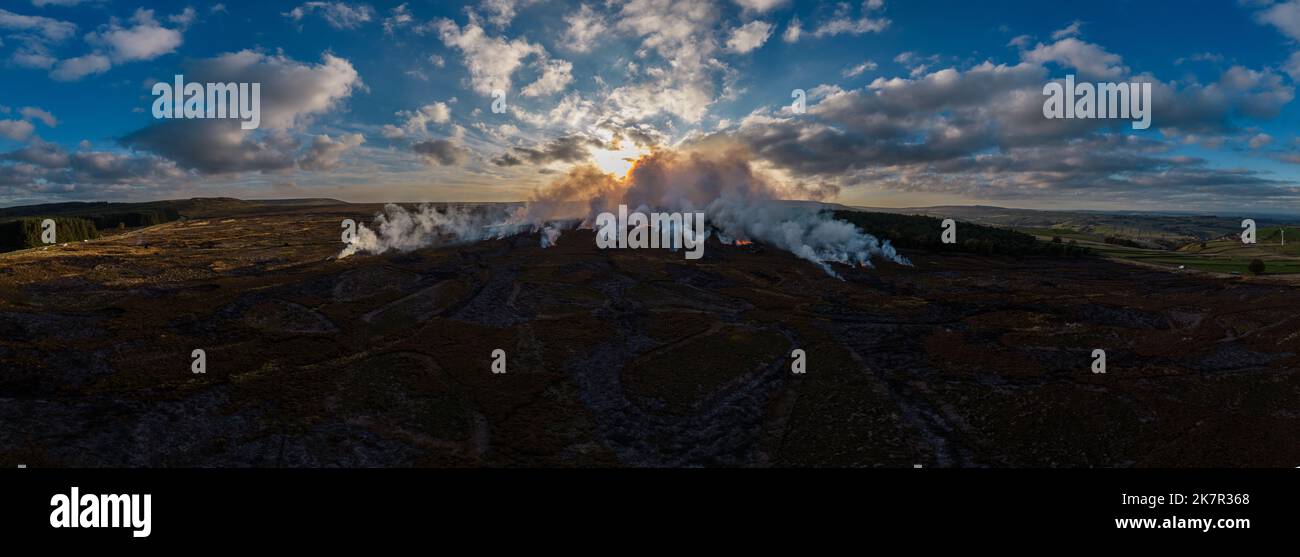 Heidekraut brennt auf Moorland oberhalb von Holmfirth in West Yorkshire, lange Geschichte der Nutzung in der Verwaltung von Moorland, sein Hauptziel ist es, neues Wachstum zu fördern Stockfoto