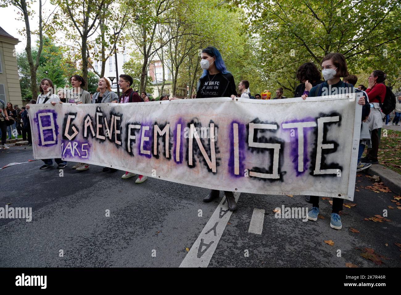Am Tag des Streiks und der interprofessionellen Proteste gegen Lohnerhöhungen marschieren hier in Paris etwa 20.000 Menschen zwischen Place d'Italie und Invalides Stockfoto