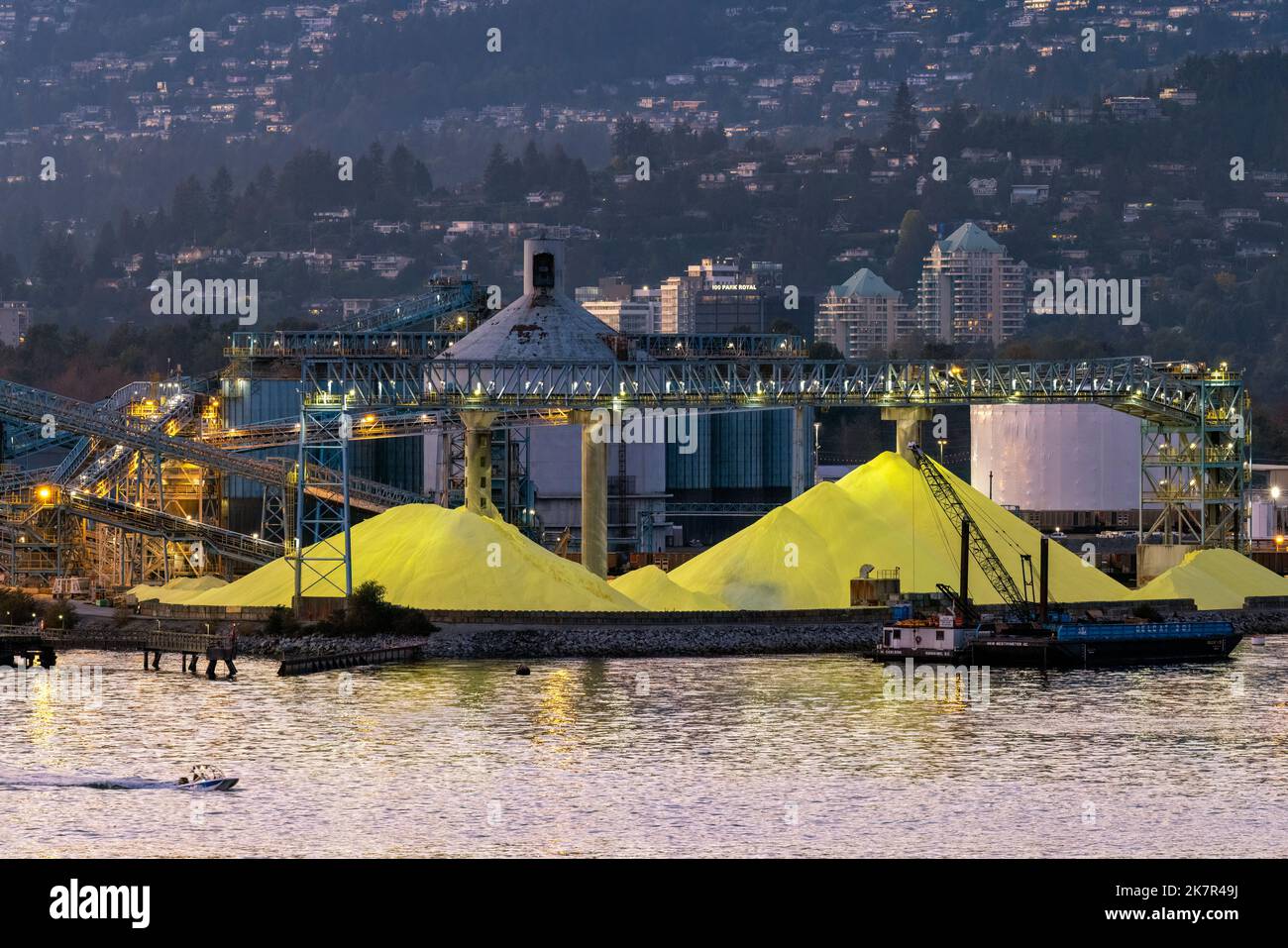 Haufen gelber Schwefel bei den Schwefelwerken von North Vancouver - North Vancouver, British Columbia, Kanada Stockfoto