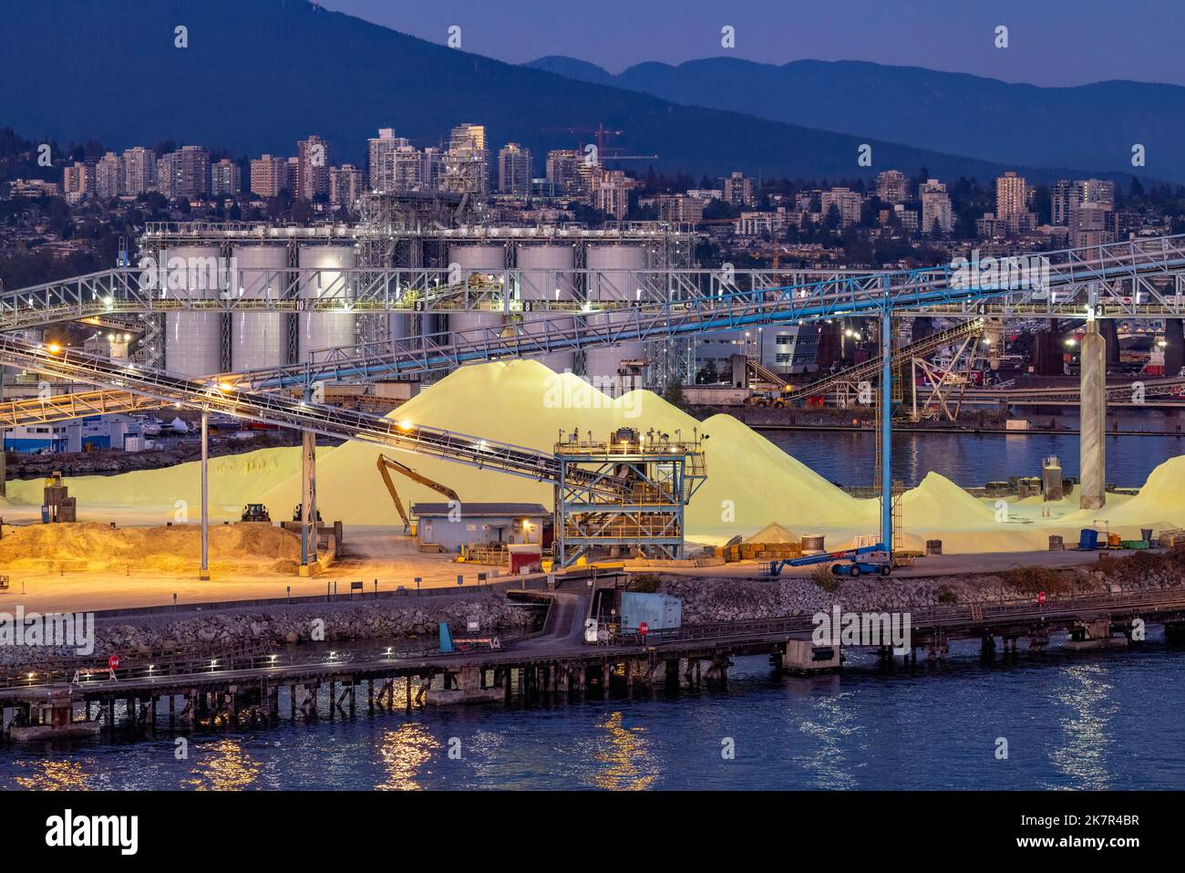 Haufen gelber Schwefel bei den Schwefelwerken von North Vancouver - North Vancouver, British Columbia, Kanada Stockfoto