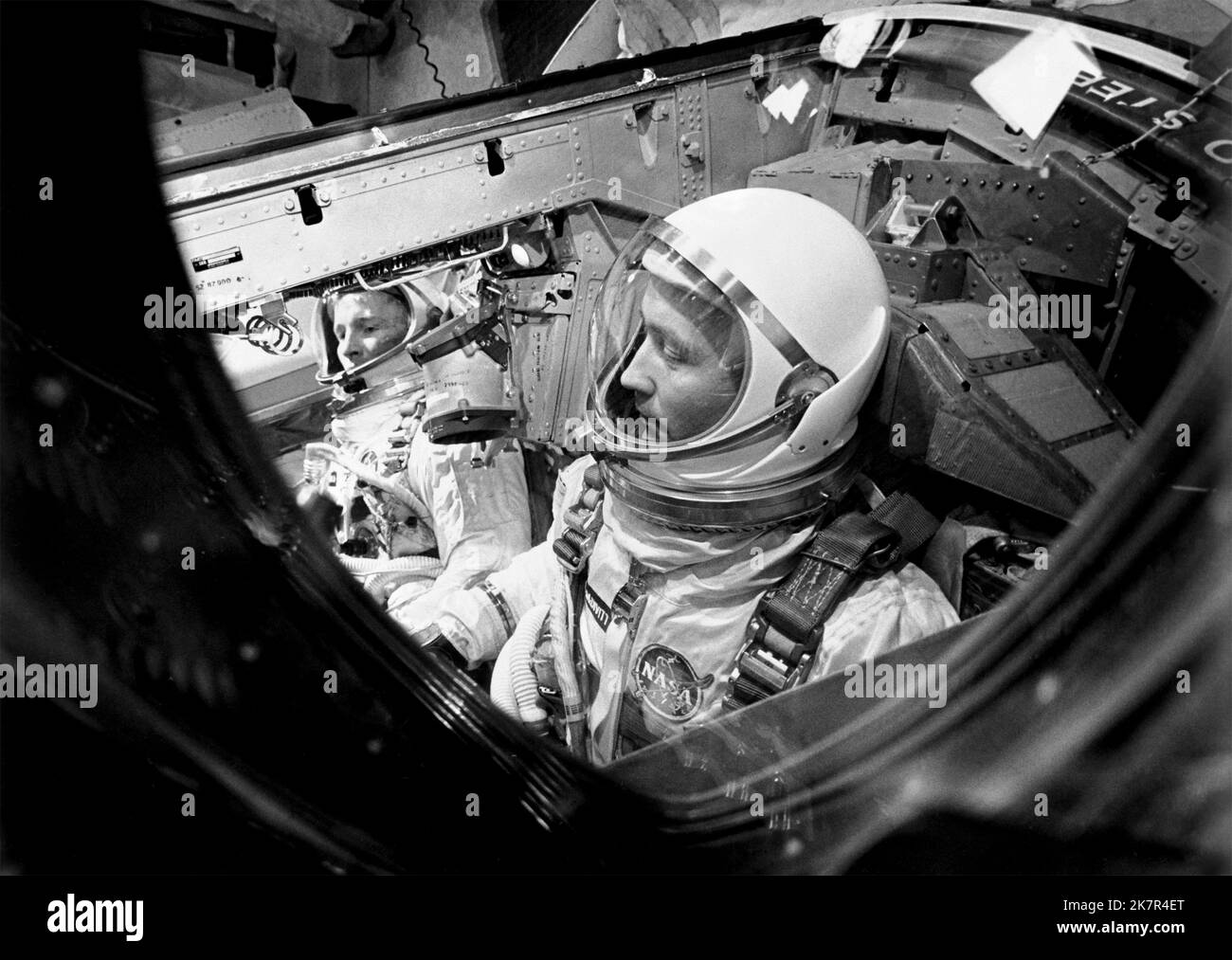 Cape Canaveral, Usa. 18. Oktober 2022. NASA Gemini Titan 4 Prime Crew, Astronauten James A. McDivitt, Kommandopilot, Vordergrund, und Edward H. White II, Pilot, links, in der Kapsel während einer Generalprobe im Kennedy Space Center, 21. Mai 1965 in Cape Canaveral, Florida. McDivitt befehligte die erste Spacewalk-Mission und nahm an dem ersten Rundflug eines Mondmoduls mit Besatzungsanteil Teil, der während des am 15. Oktober 2022 im Alter von 93 Jahren verstorbenen Apollo 9 stattfand. Quelle: NASA/NASA/Alamy Live News Stockfoto