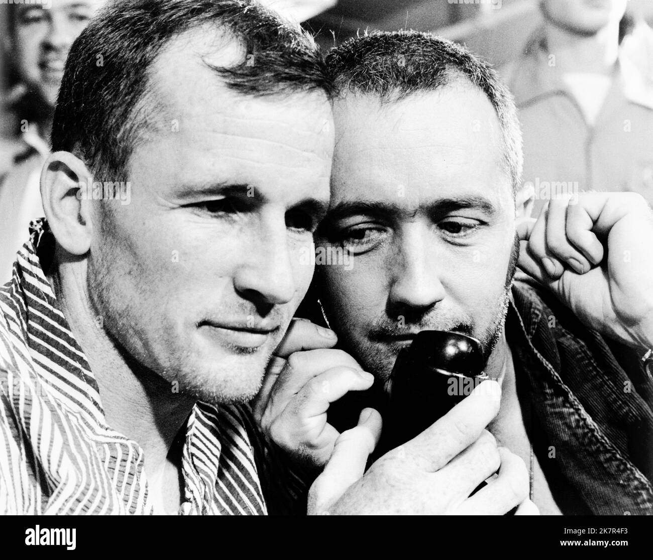 USS Wasp, USA. 18. Oktober 2022. NASA Gemini-4 Prime Crew, Astronauten, Ed White, Left, und James McDivitt hören Präsident Lyndon B. Johnson gratulieren ihnen zu ihrer erfolgreichen viertägigen Mission an Bord des Flugzeugträgers USS Wasp, 7. Juni 1965 vor der Küste Floridas. McDivitt kommandierte die erste Gemini-Weltraummission und kommandierte Apollo 9 während des ersten mitbemundeten Orbitalflugs eines Mondmoduls, der am 15. Oktober 2022 im Alter von 93 Jahren starb. Quelle: NASA/NASA/Alamy Live News Stockfoto