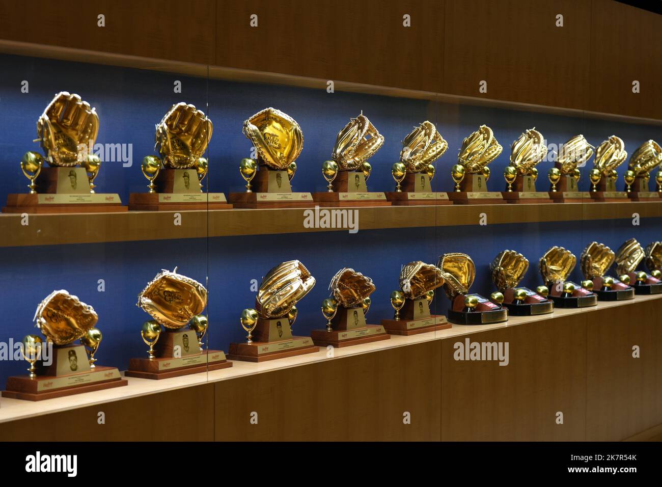 Trophäen für den Los Angeles Dodgers Golden Glove im Dodger Stadium, Dienstag, 18. Oktober 2022, in Los Angeles. Stockfoto