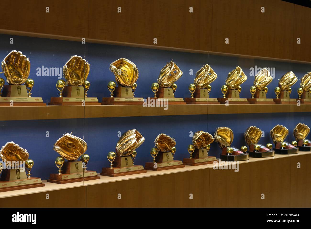 Trophäen für den Los Angeles Dodgers Golden Glove im Dodger Stadium, Dienstag, 18. Oktober 2022, in Los Angeles. Stockfoto